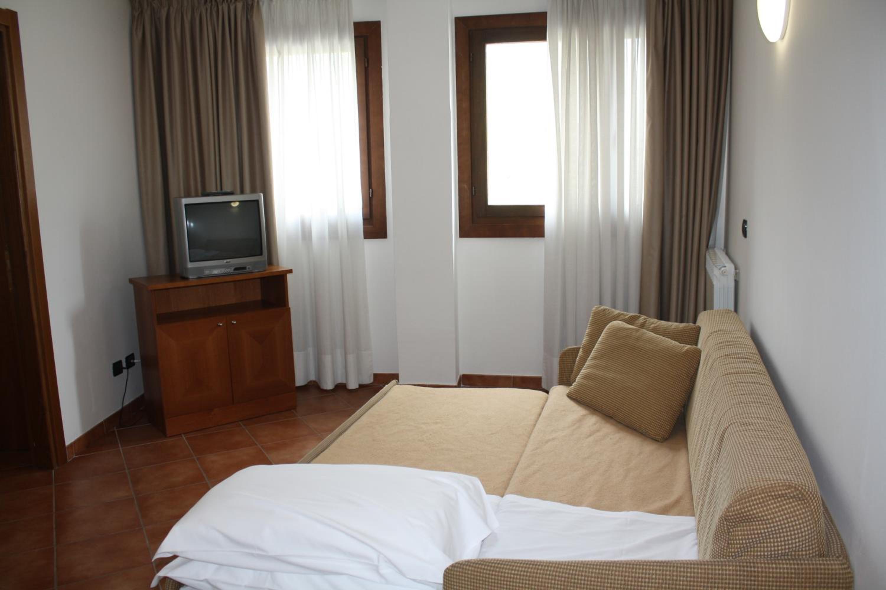 One-Bedroom Apartment with Mountain View (4 Adults) photo 2