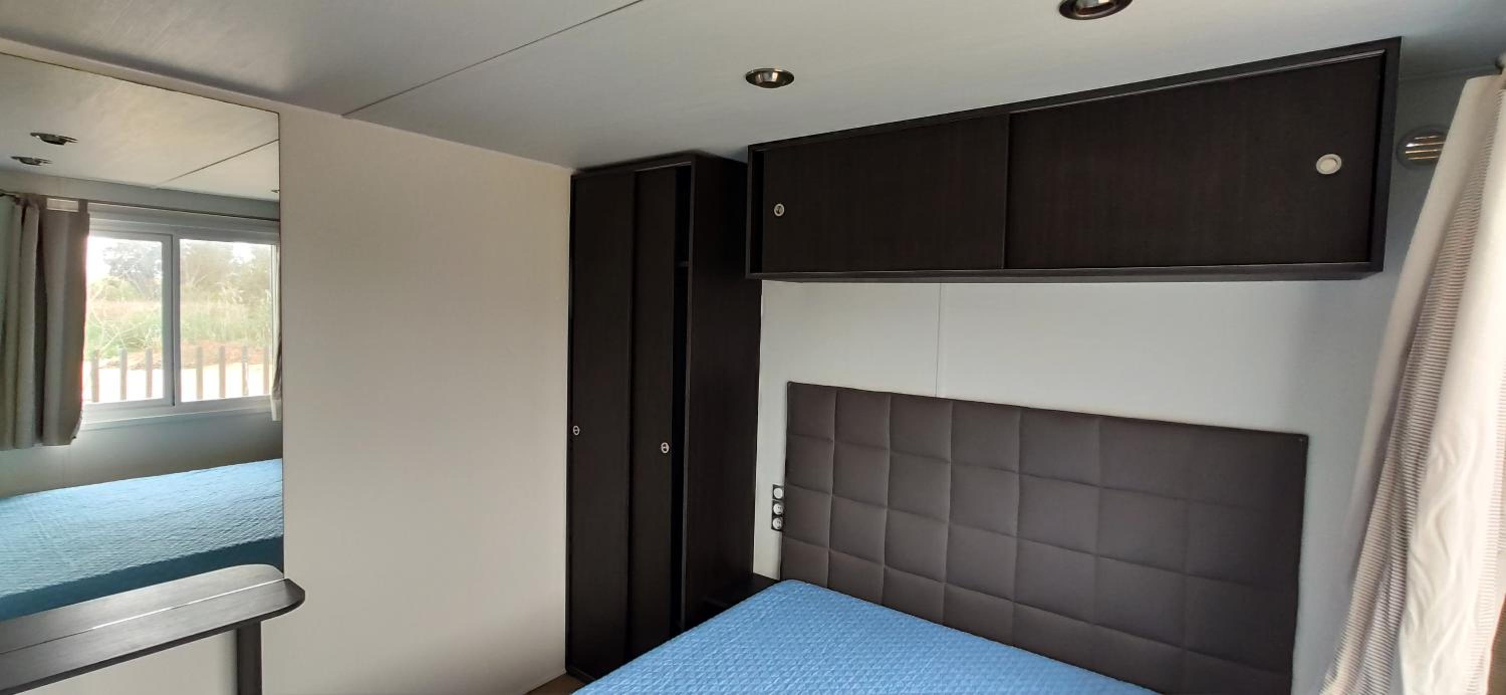 Mobile Home - Photo 3
