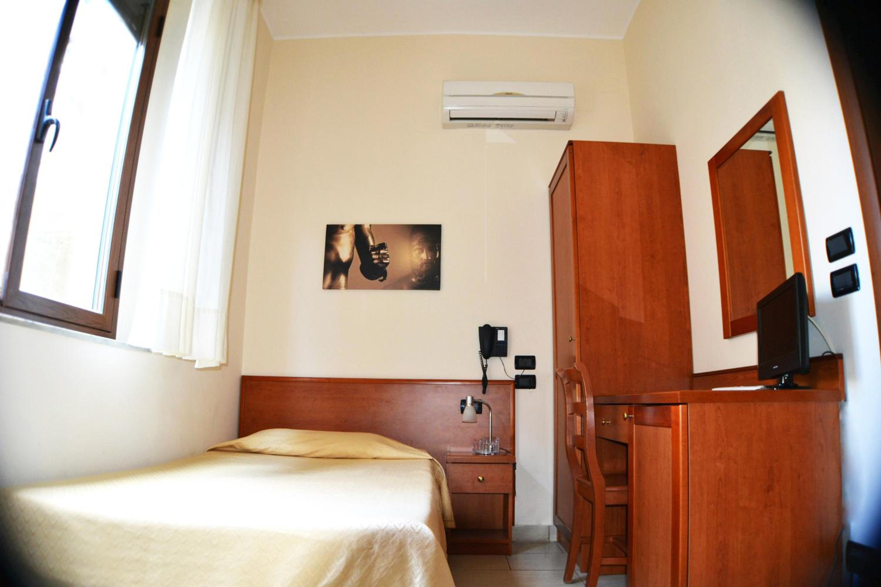 Single Room photo 3