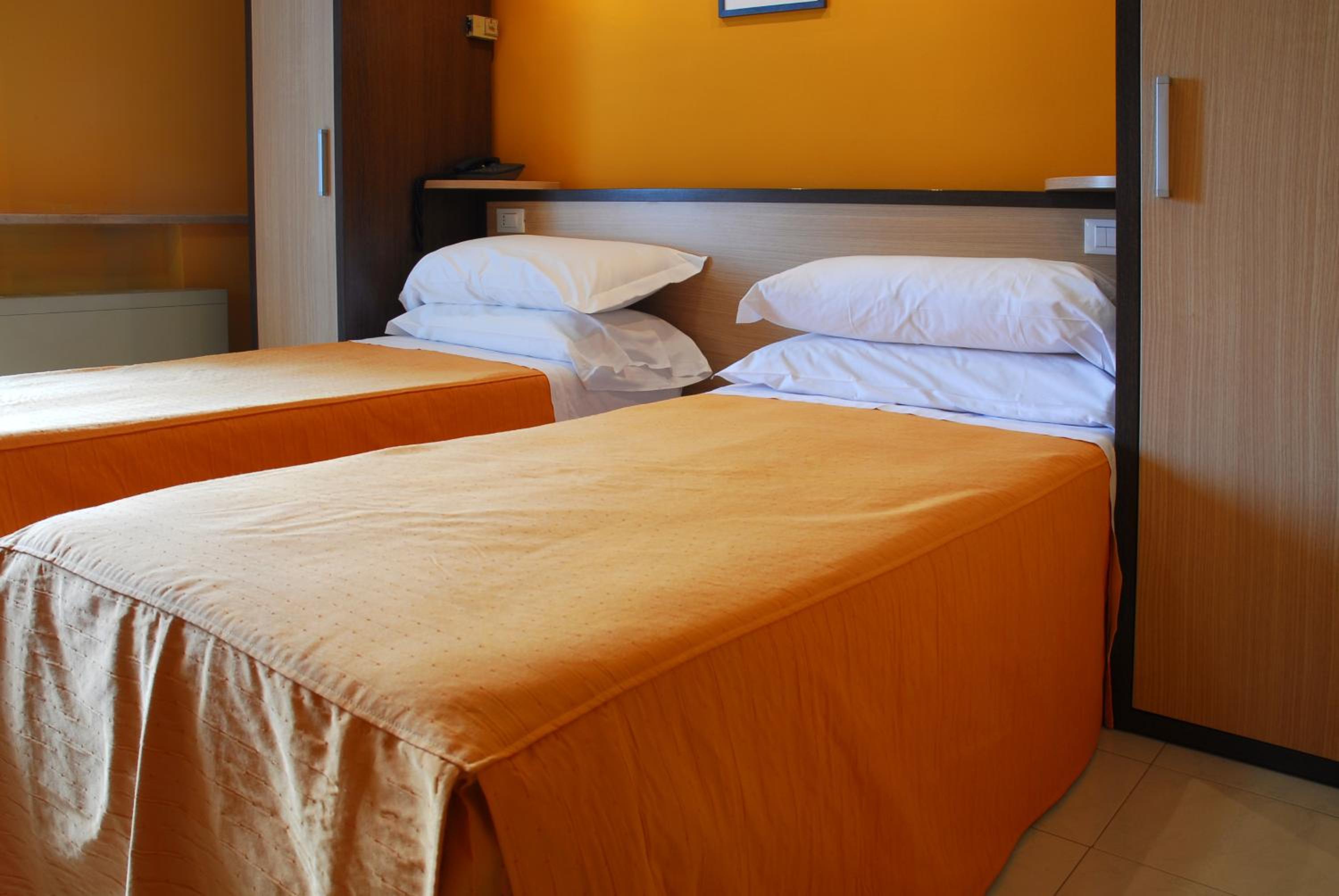 Twin Room with Bathroom - Photo 3