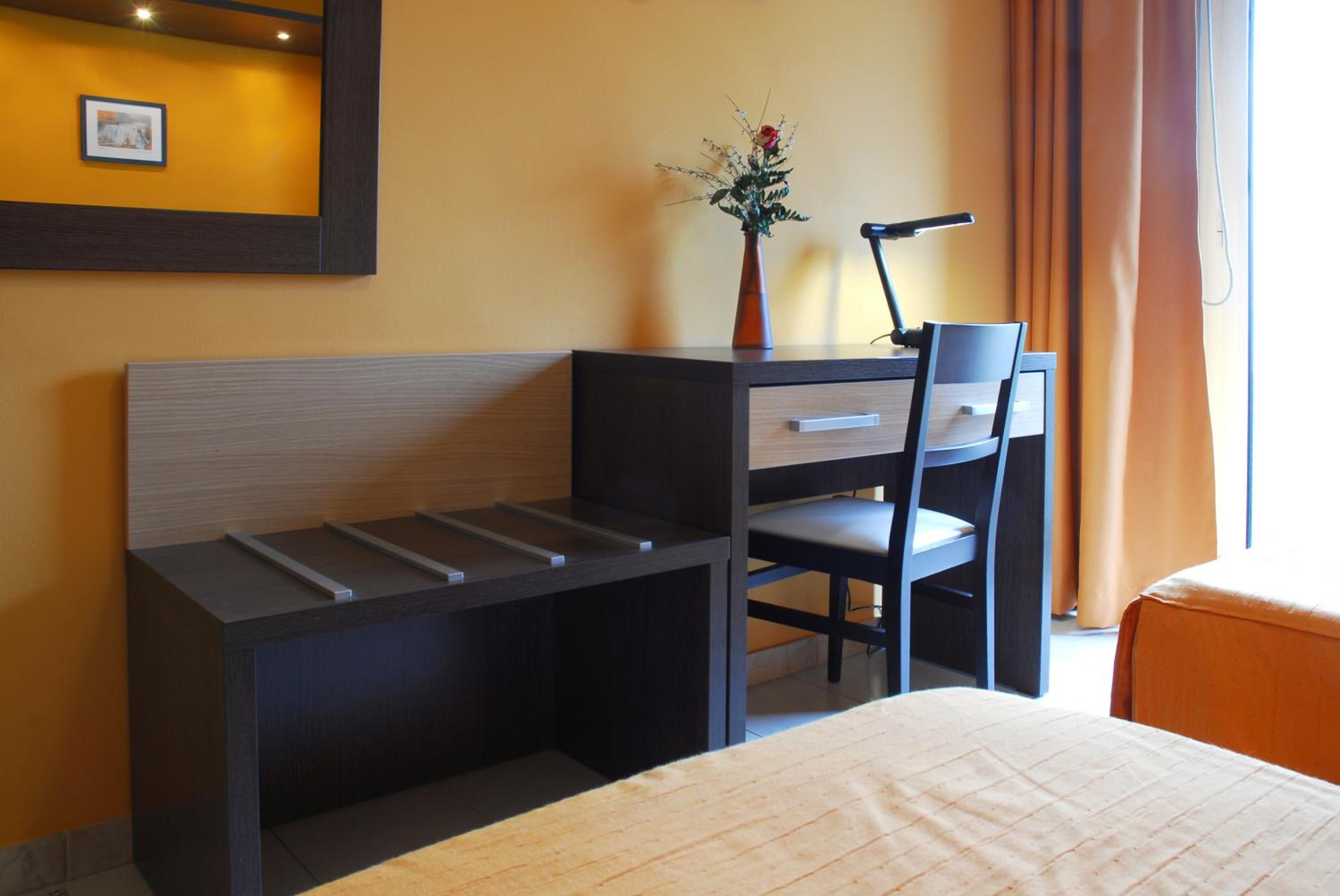 Twin Room with Bathroom - Photo 4