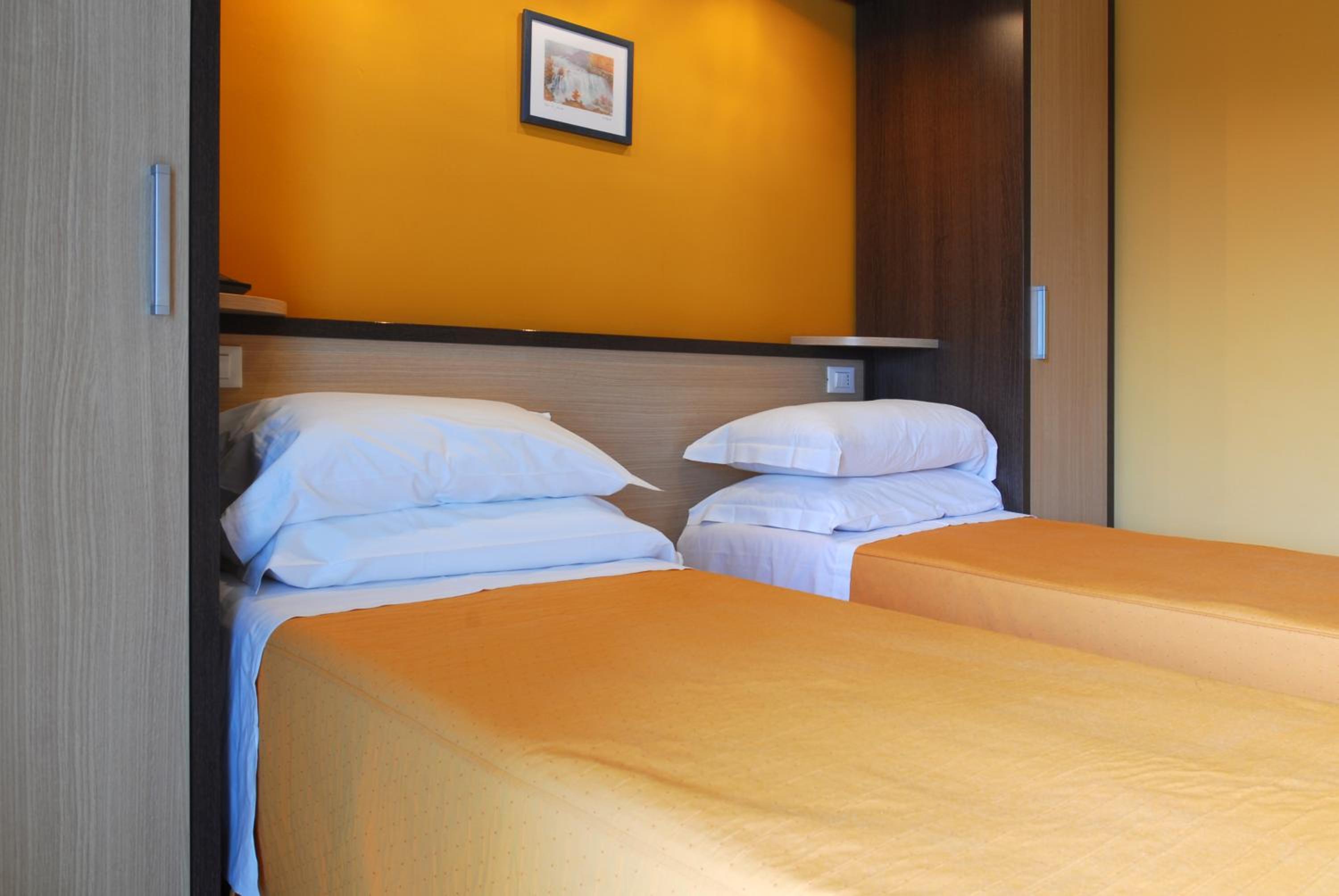 Twin Room with Bathroom - Photo 6