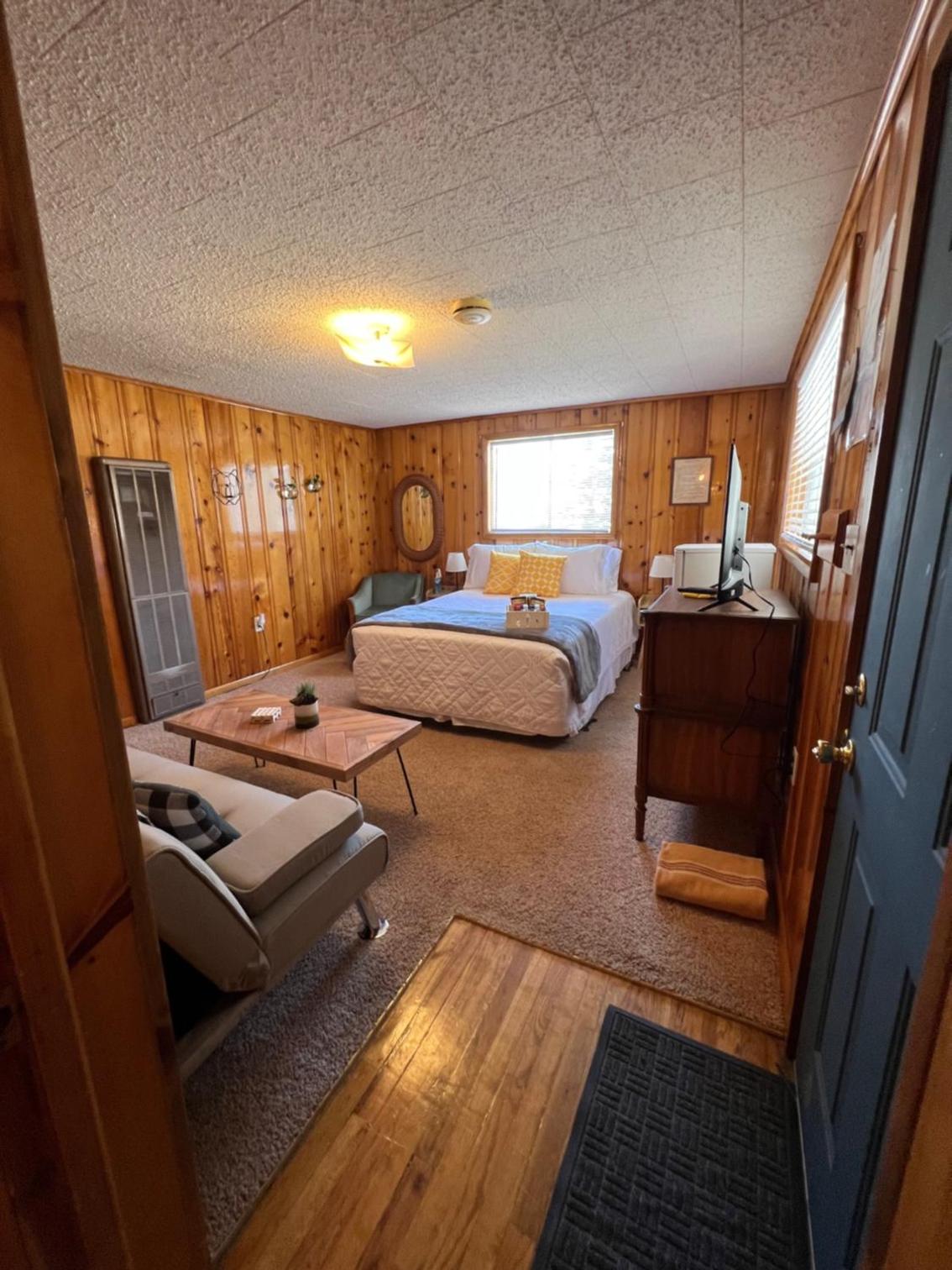 Deluxe Double Room (2 Adults + 1 Child) photo 1