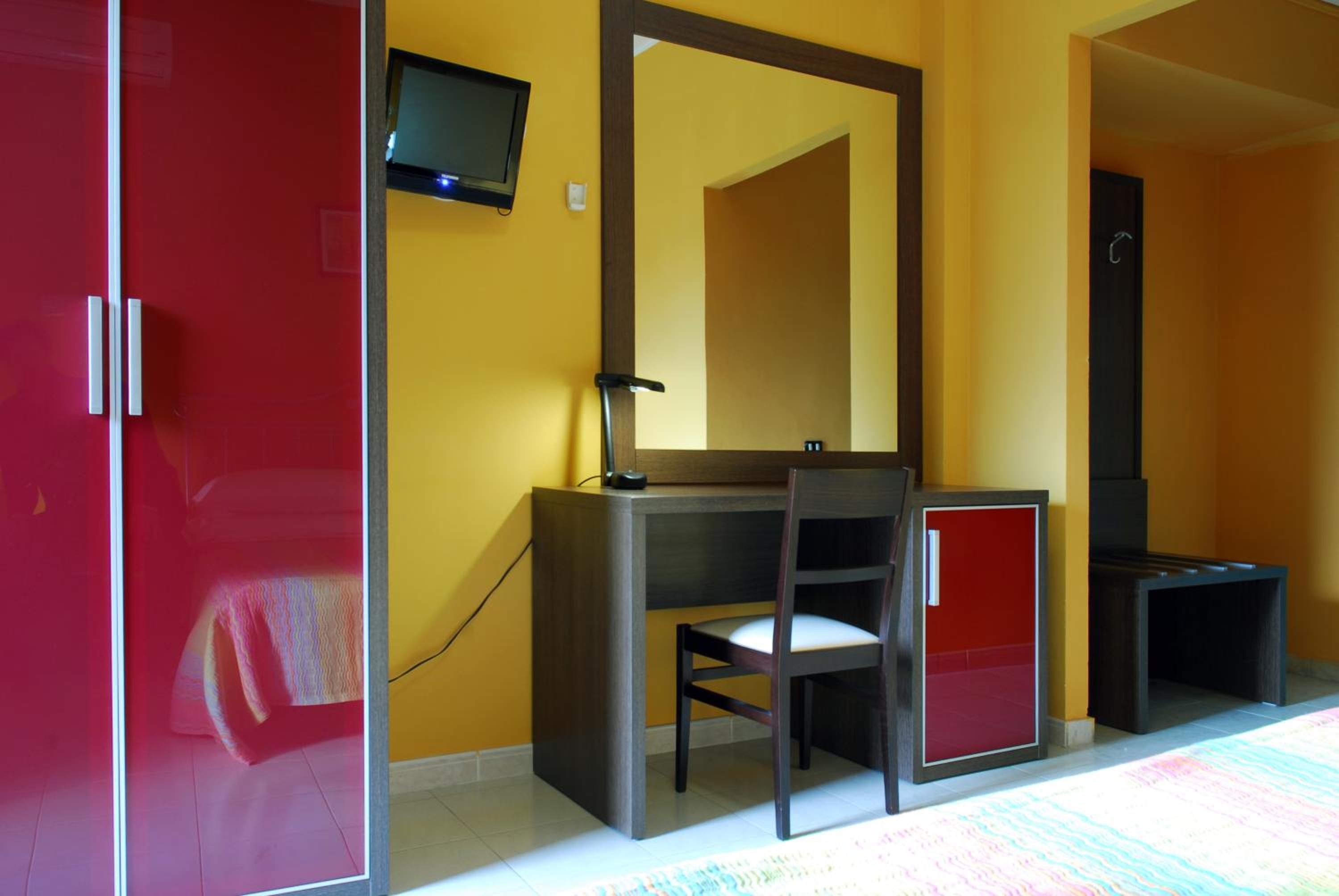 Twin Room with Bathroom - Photo 7