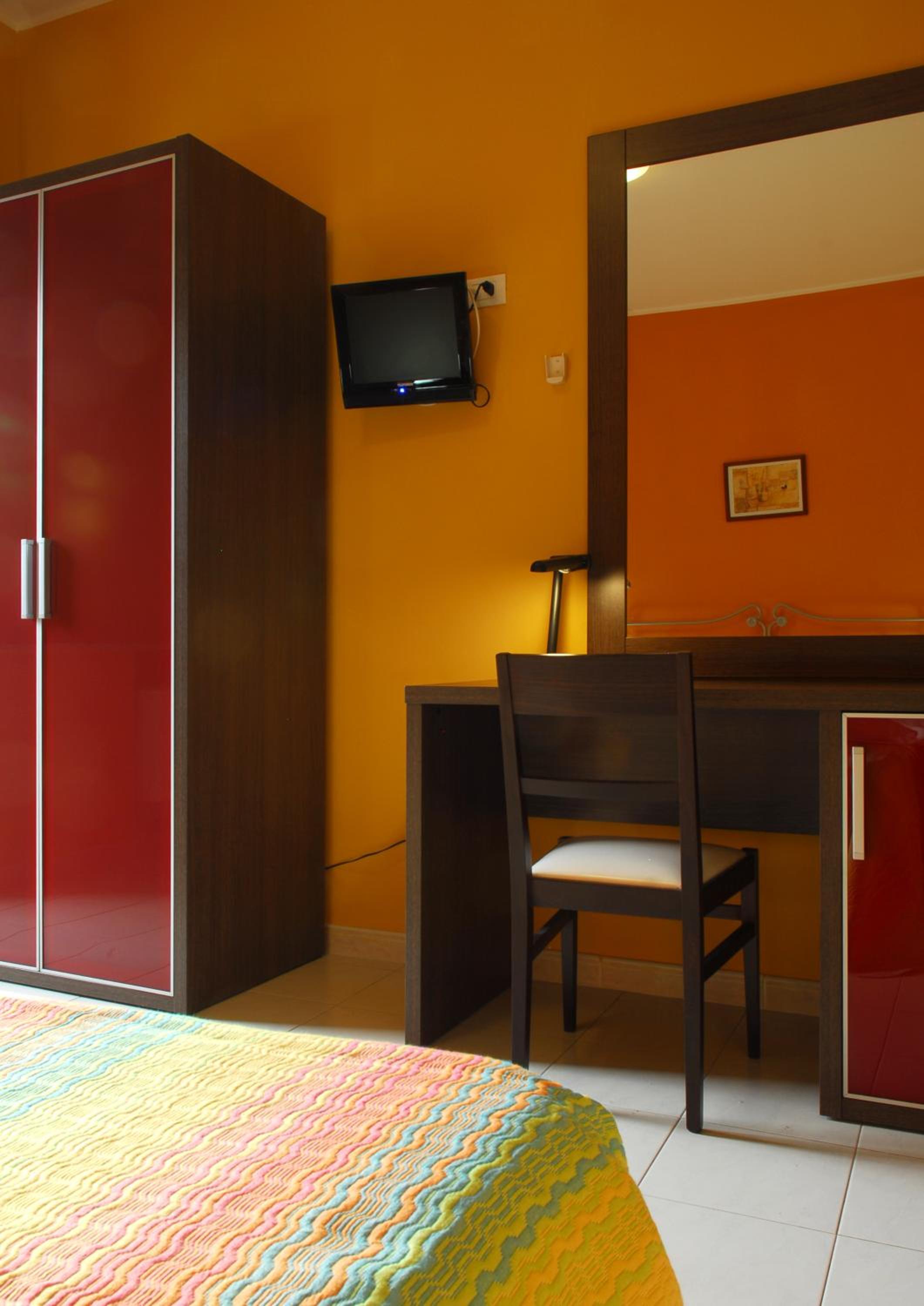Twin Room with Bathroom - Photo 8