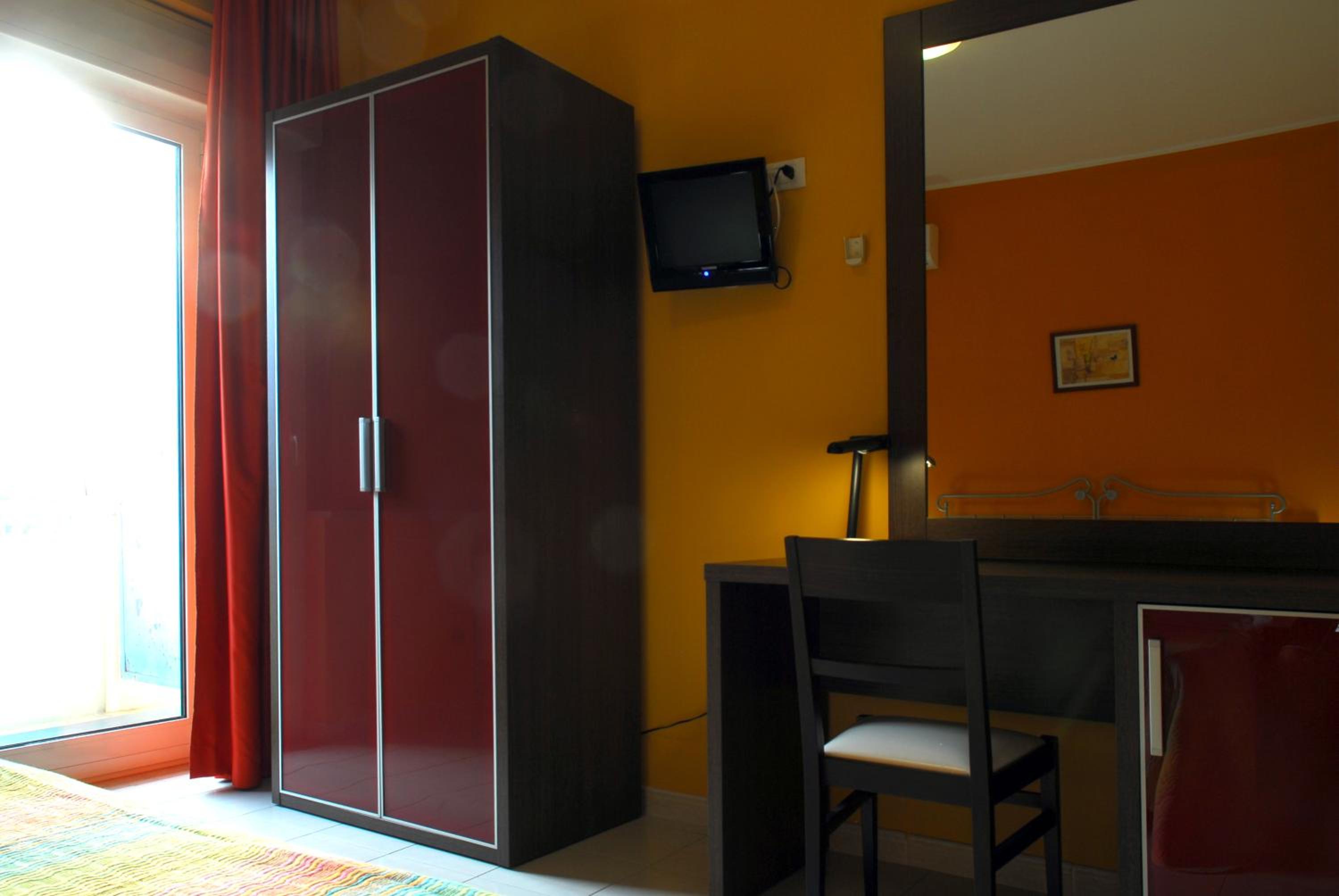 Twin Room with Bathroom - Photo 9