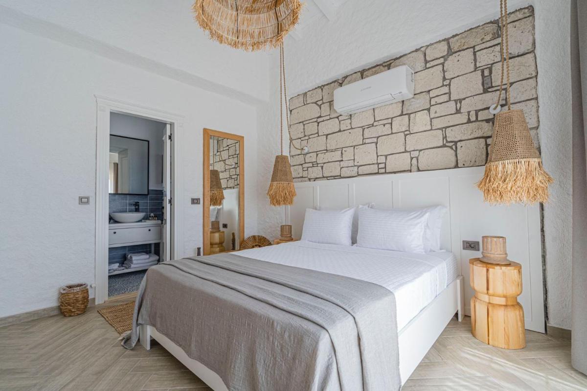 Deluxe Double Room with Balcony - Photo 3