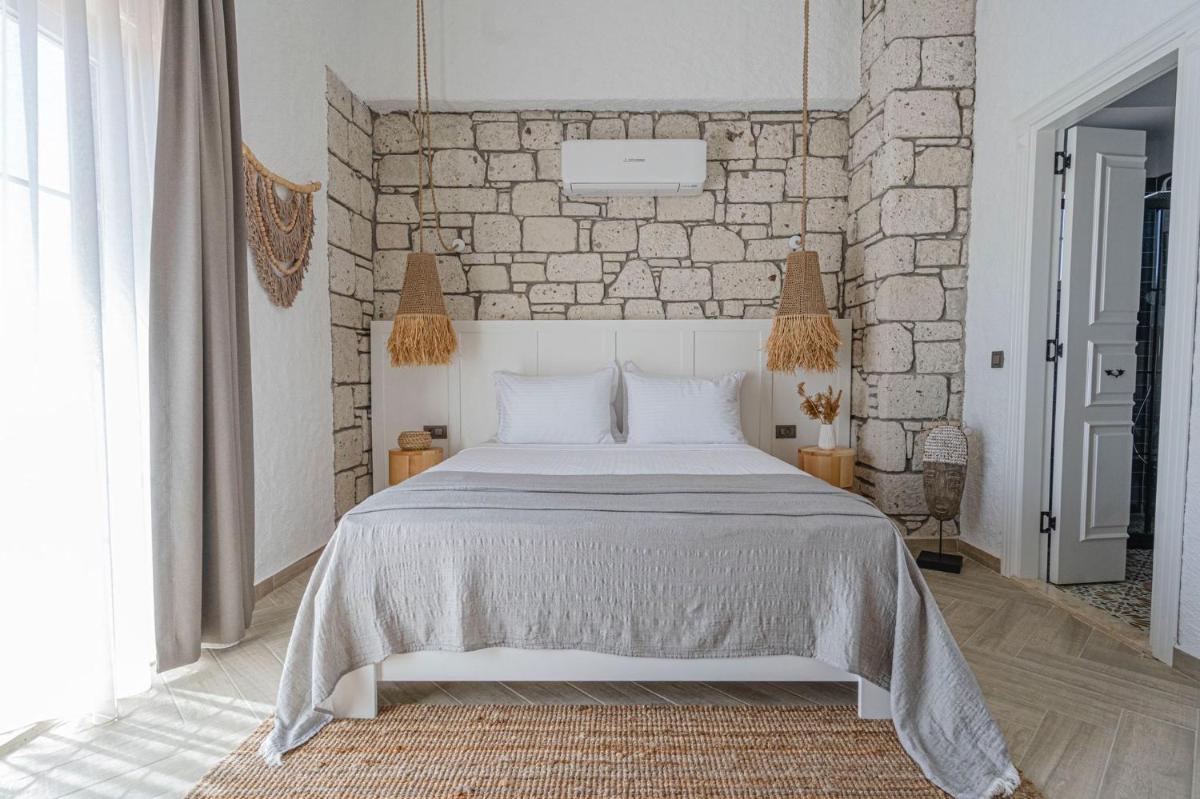 Deluxe Double Room with Balcony - Photo 7