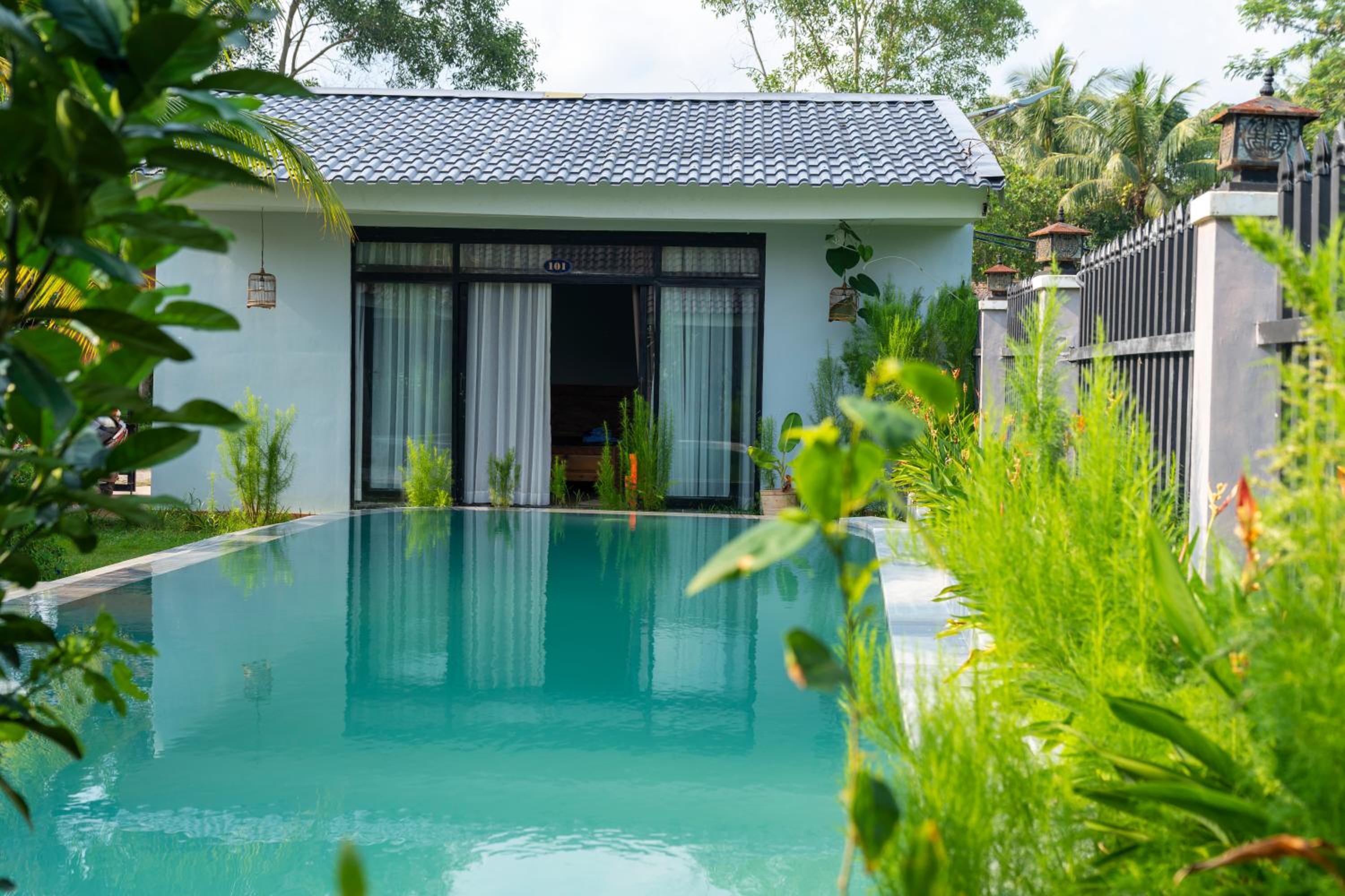 Double Room with Pool View - Photo 8