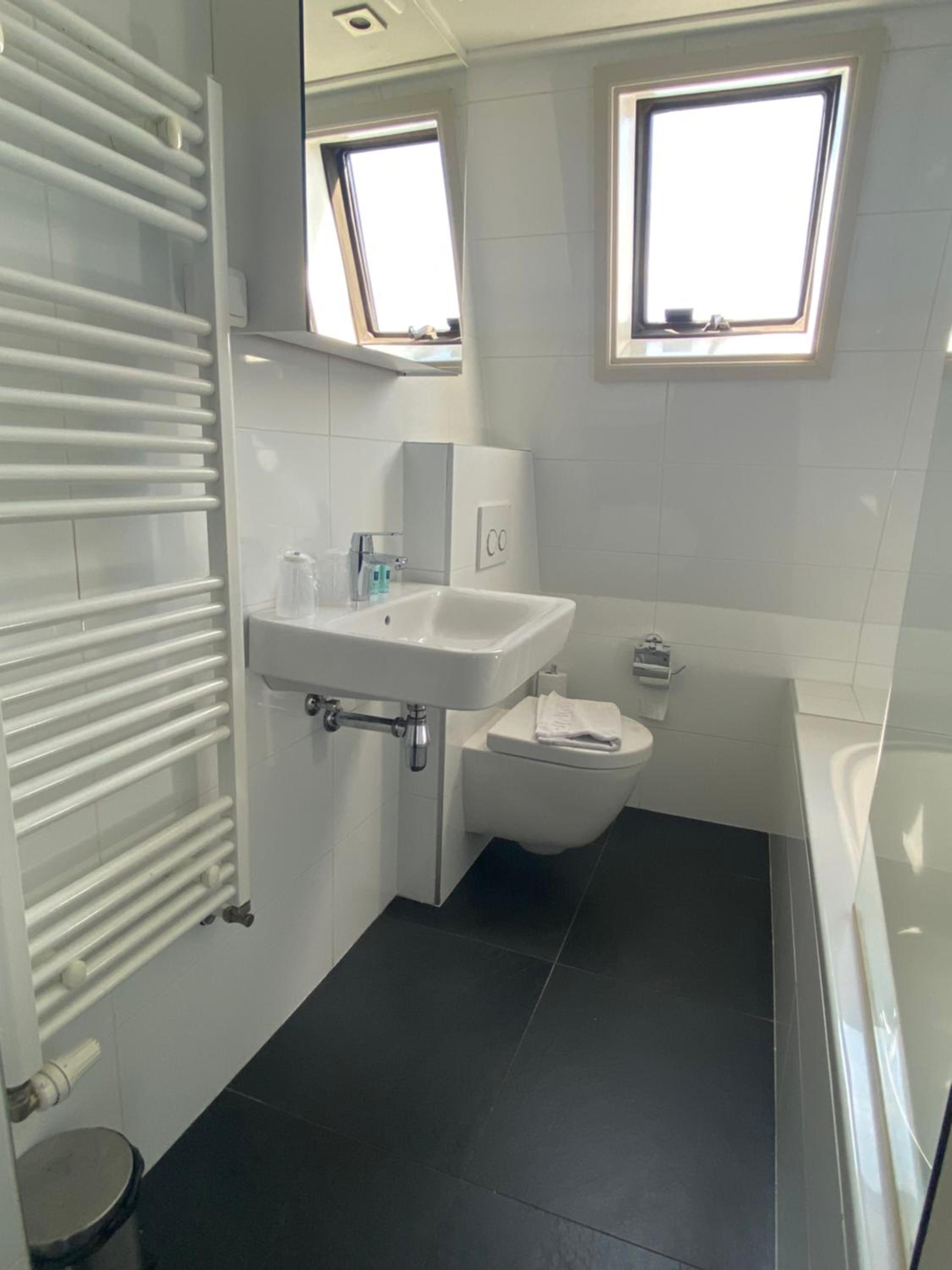 Deluxe Double Room with Bath - Photo 2