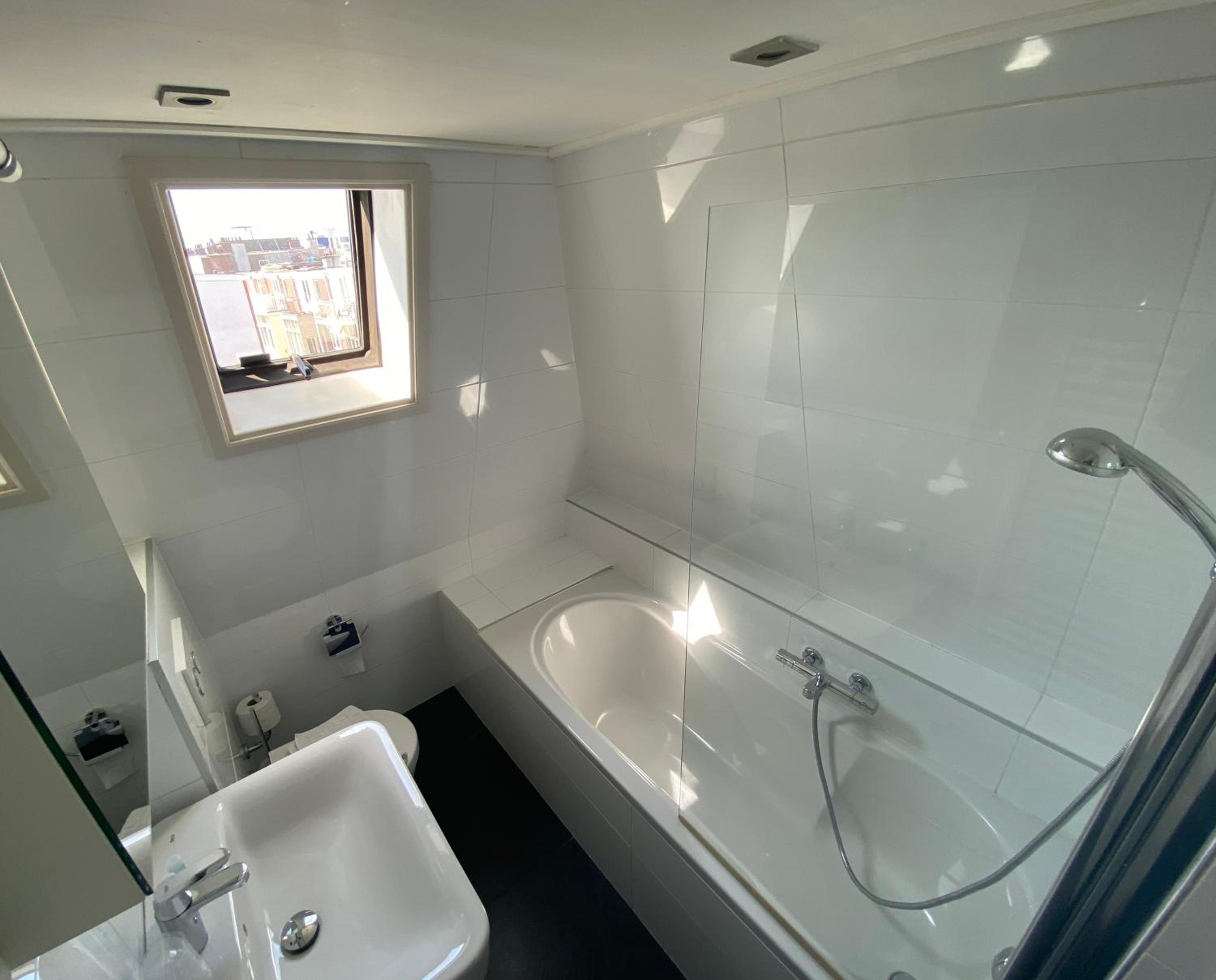 Deluxe Double Room with Bath - Photo 3