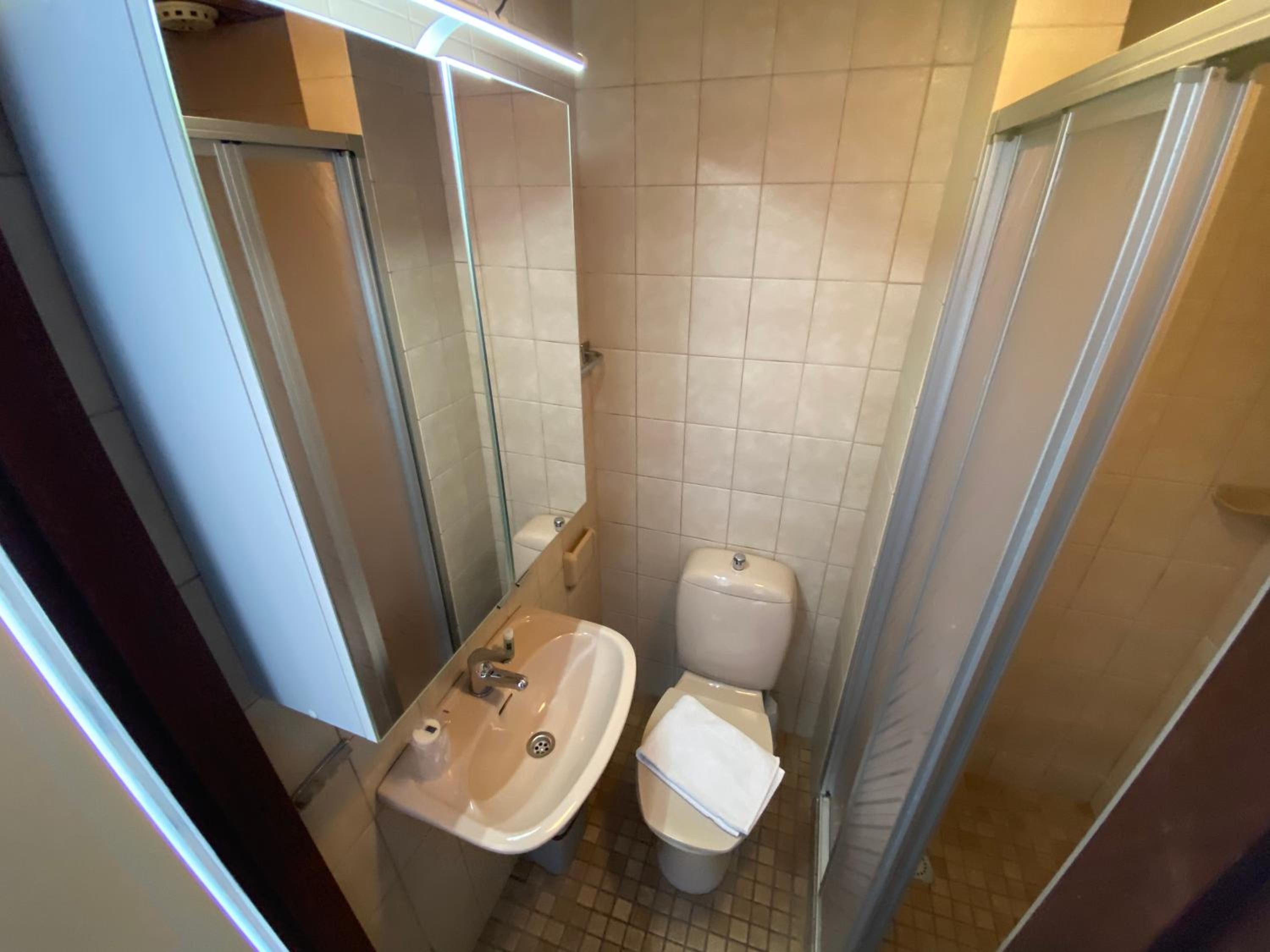 Single Room with Private Bathroom photo 2
