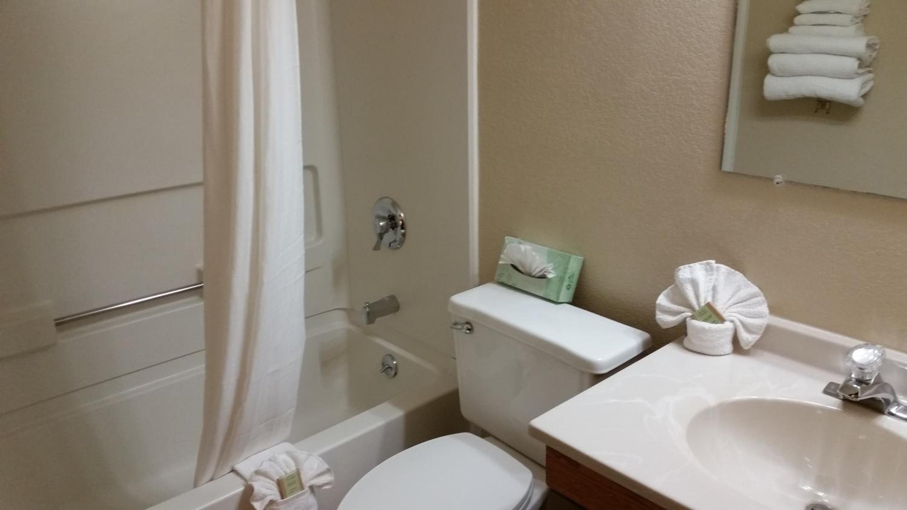 Queen Room with Two Queen Beds - Non-Smoking - Photo 2