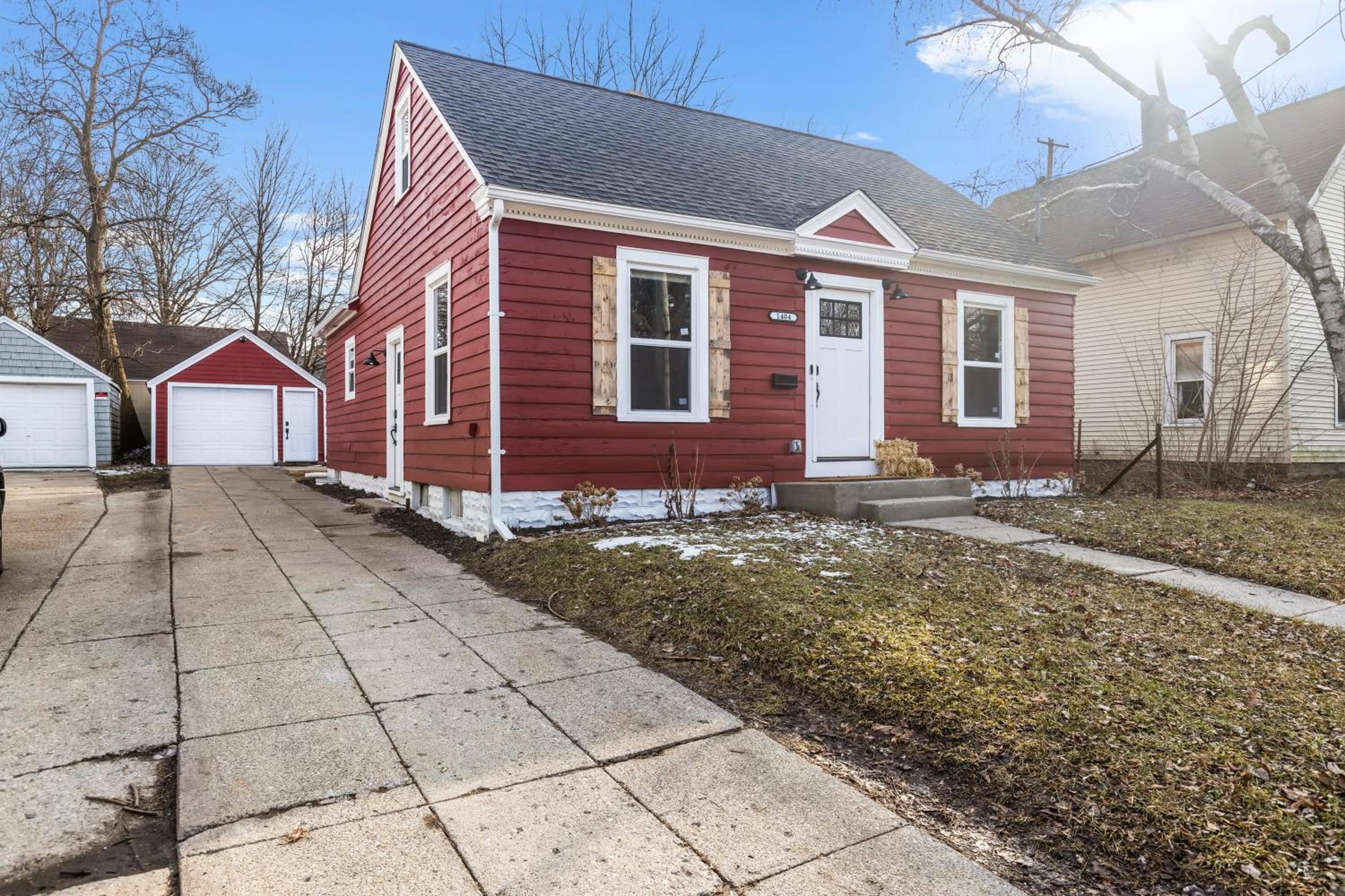 Three-Bedroom House - Photo 13