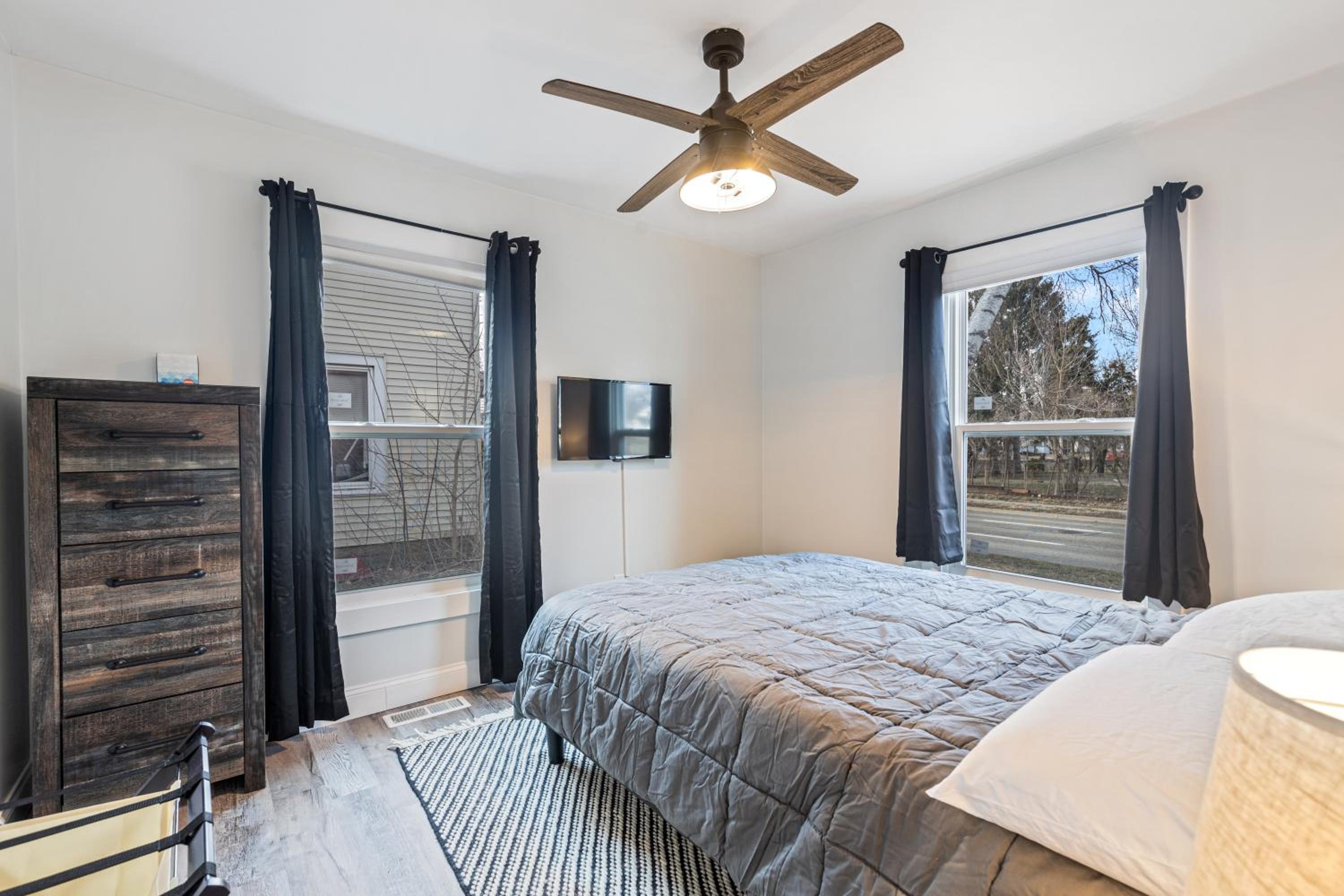 Three-Bedroom House - Photo 9