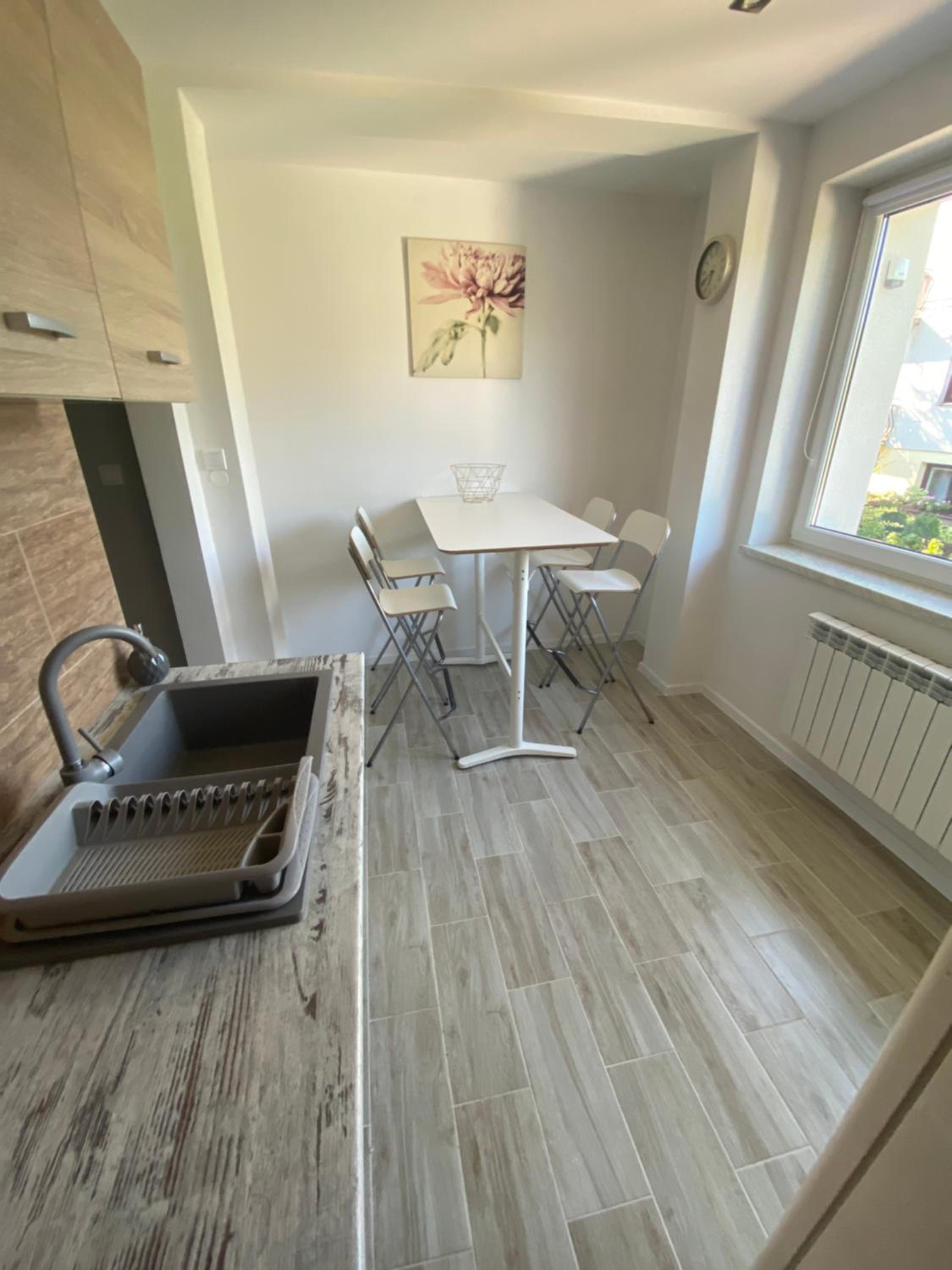 Apartment with Balcony - Photo 4