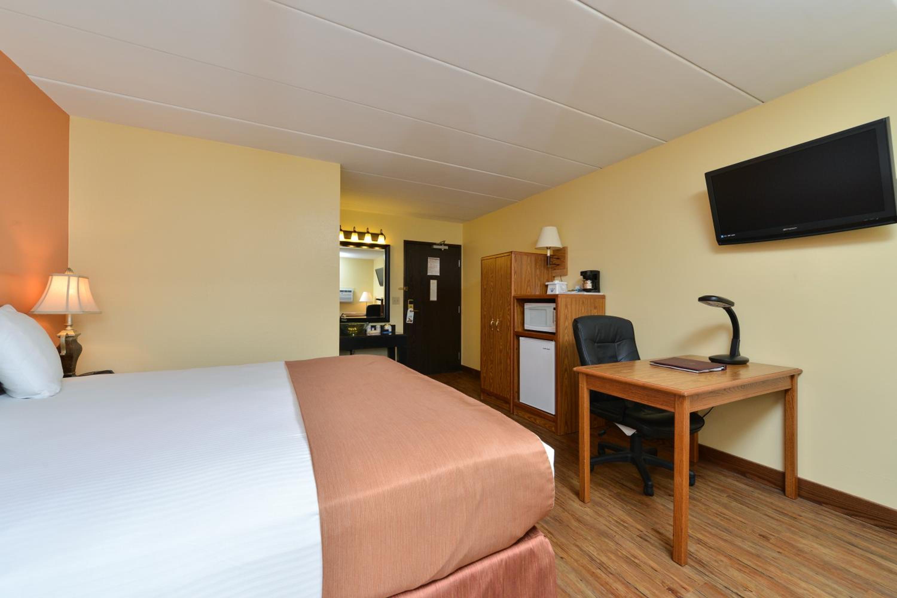 Queen Room - Non-Smoking - Photo 1
