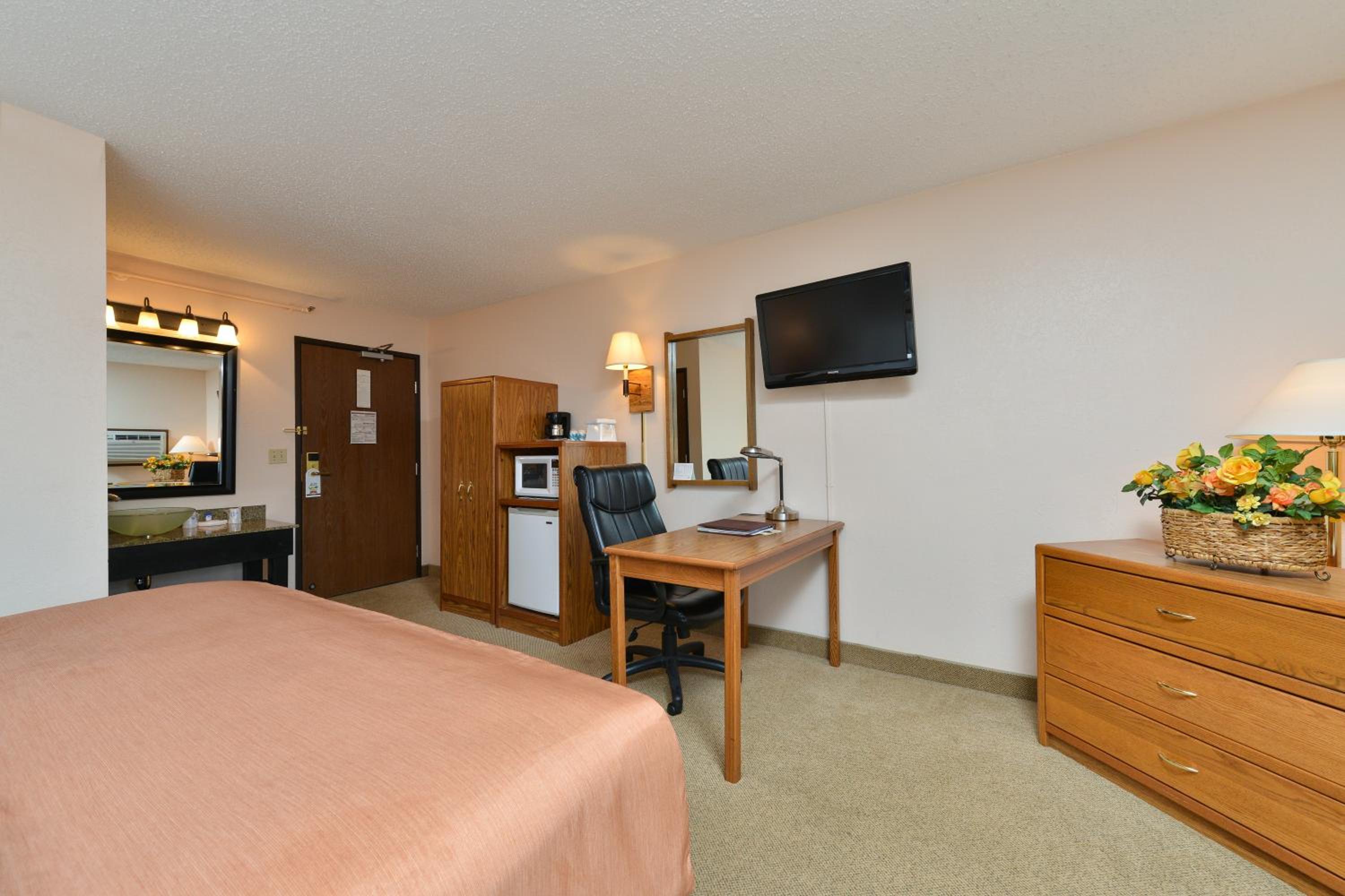 Deluxe Queen Room - Non-Smoking - Photo 1