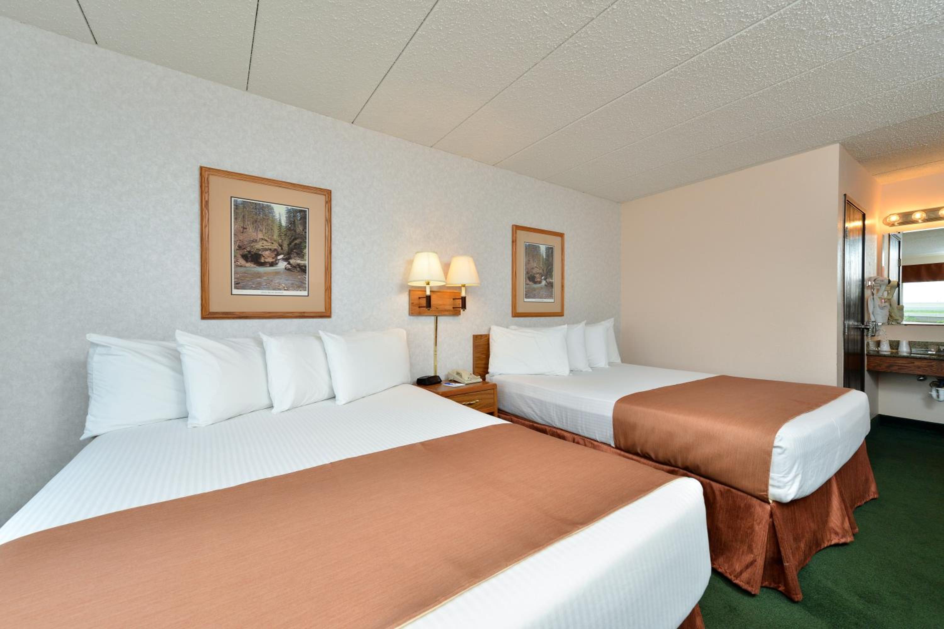 Queen Room with Two Queen Beds - Non-Smoking - Photo 1