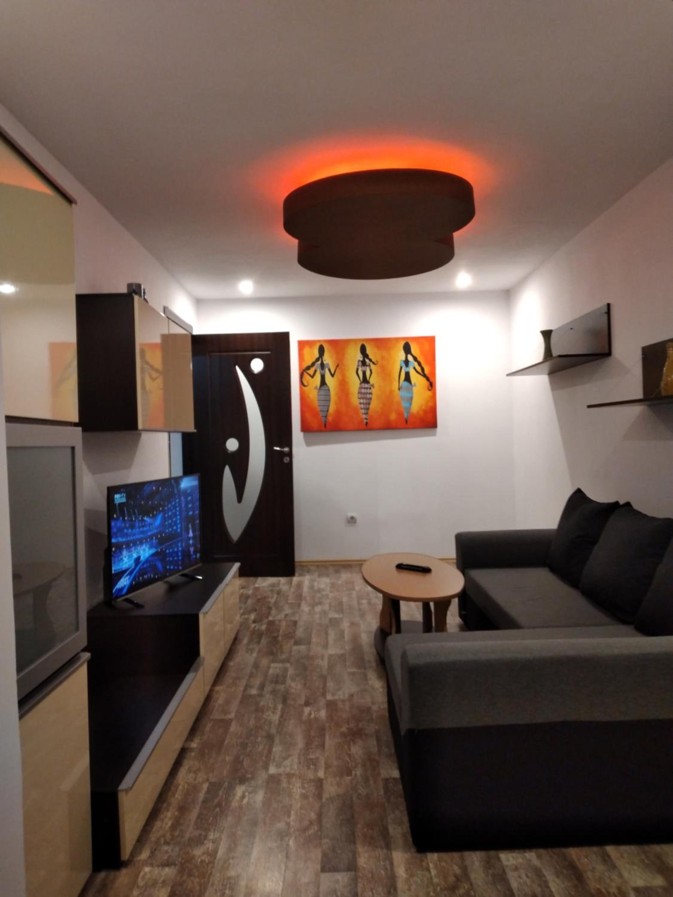 One-Bedroom Apartment - Photo 2