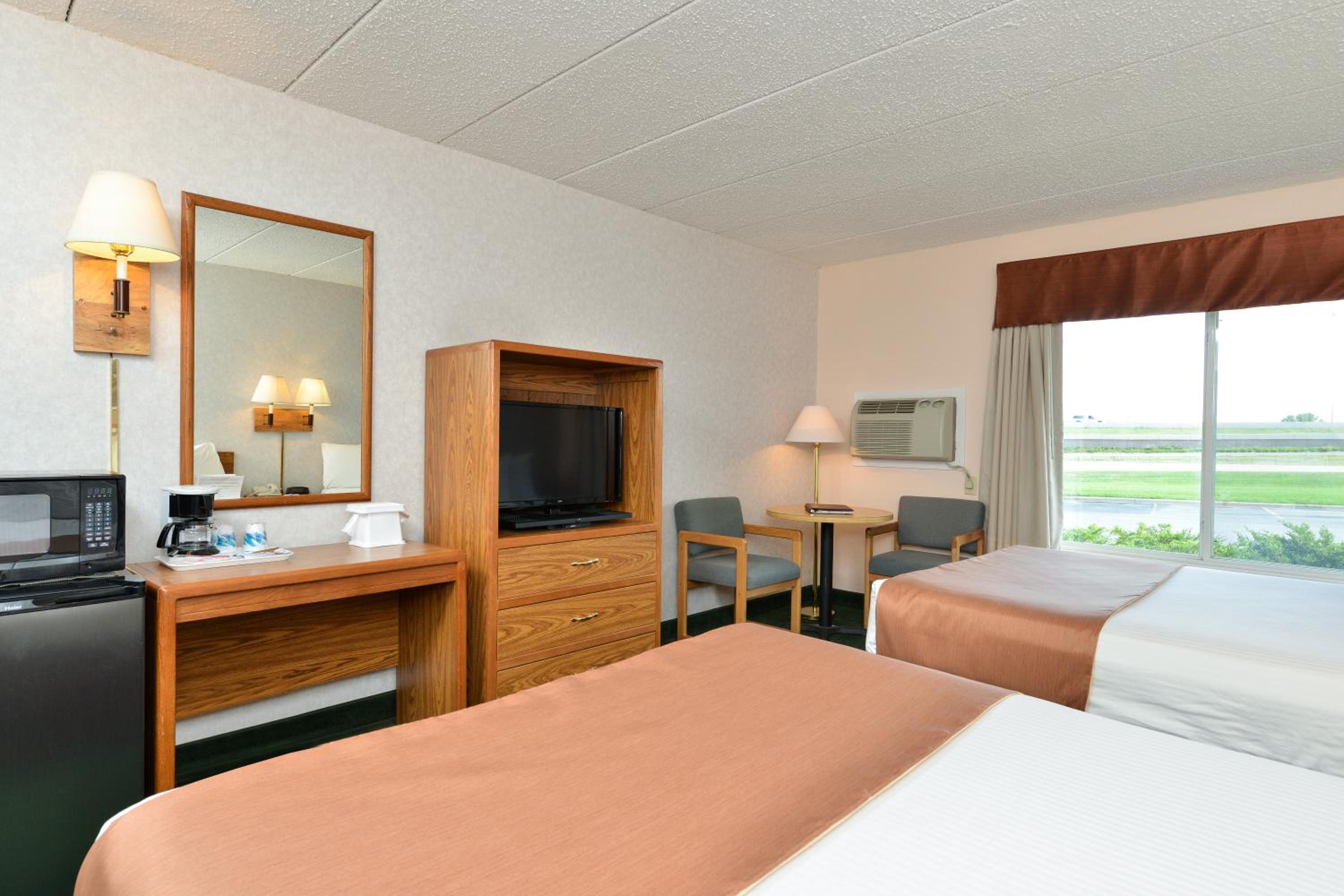 Queen Room with Two Queen Beds - Non-Smoking - Photo 8