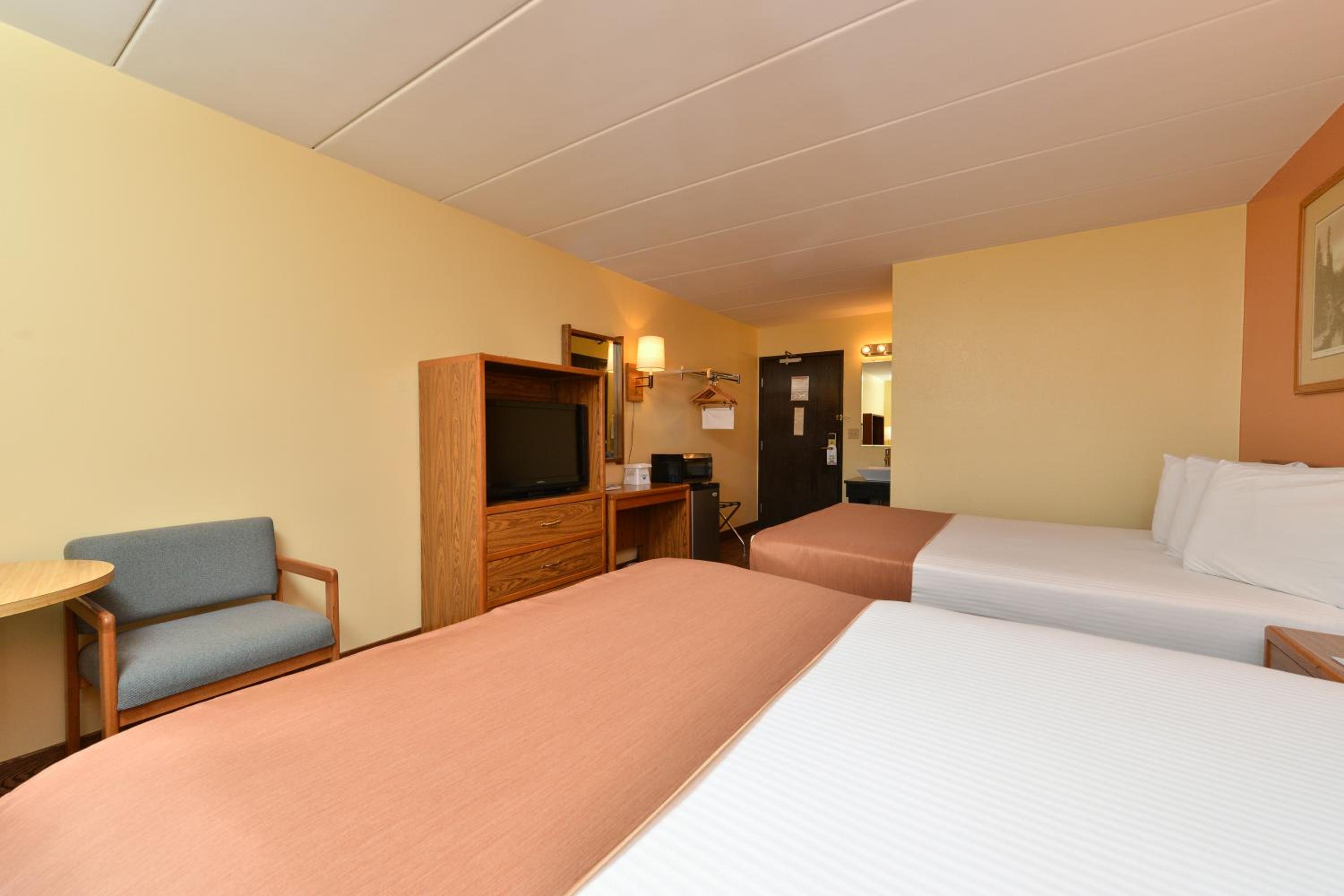 Queen Room with Two Queen Beds - Non-Smoking - Photo 7