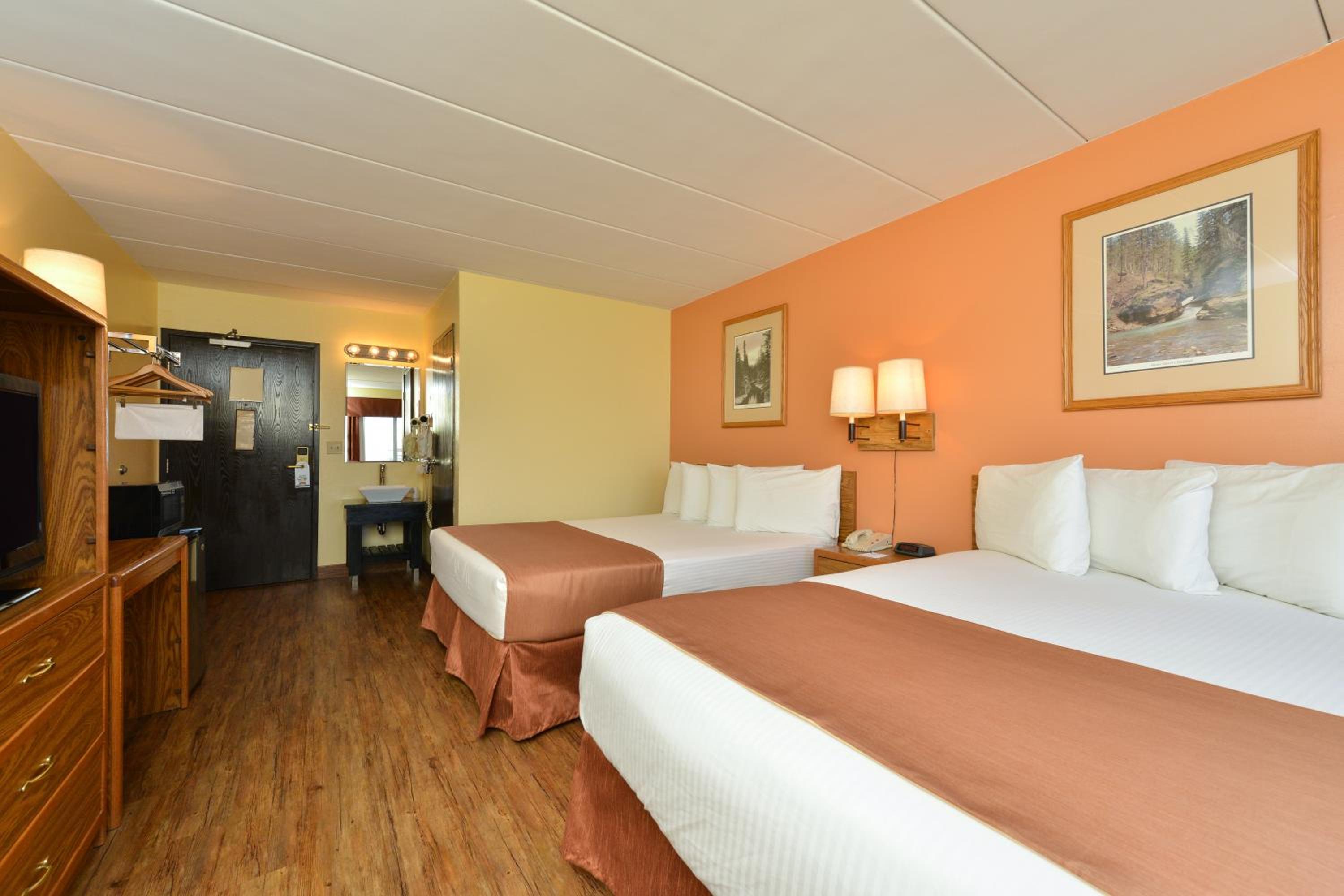 Queen Room with Two Queen Beds - Non-Smoking - Photo 3