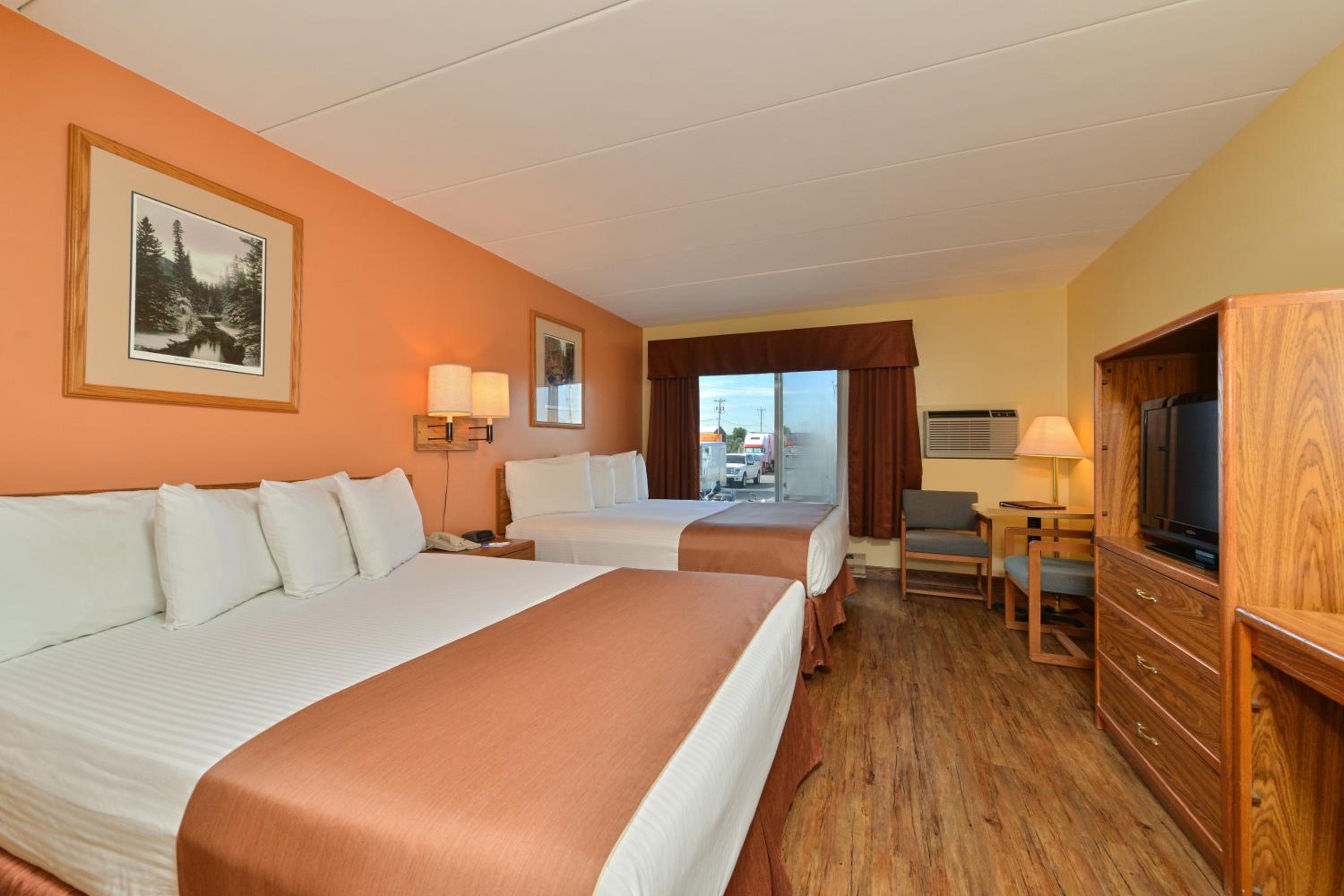 Queen Room with Two Queen Beds - Non-Smoking - Photo 6