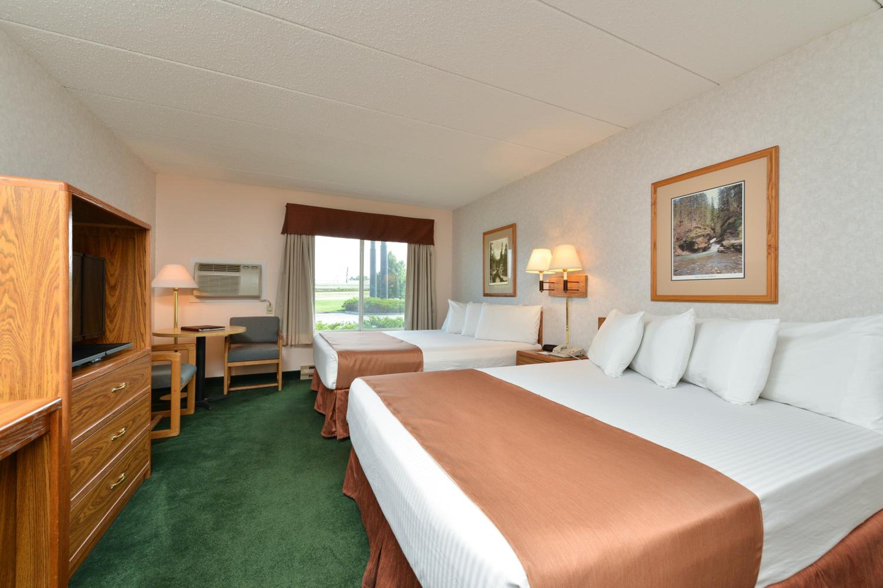 Queen Room with Two Queen Beds - Non-Smoking - Photo 4