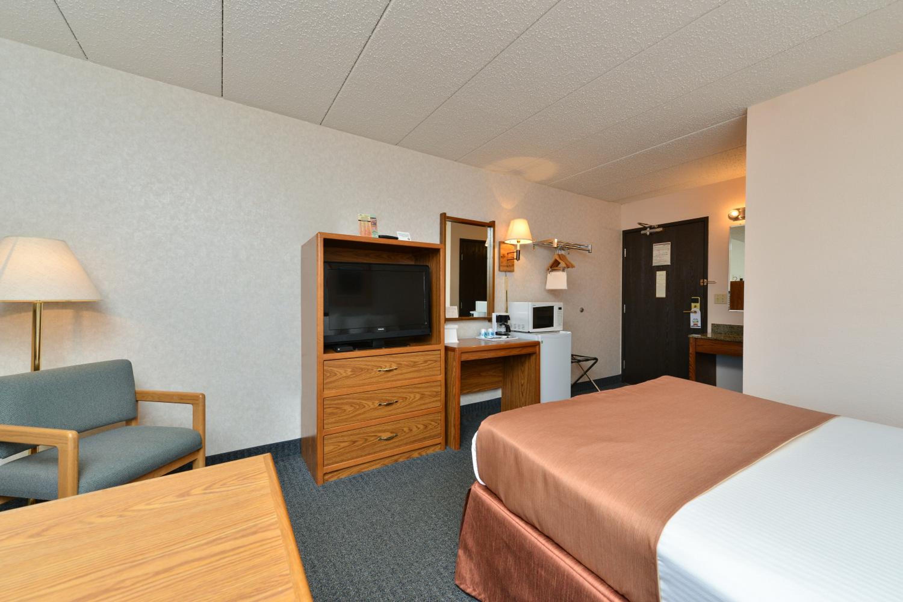 Queen Room - Non-Smoking - Photo 6