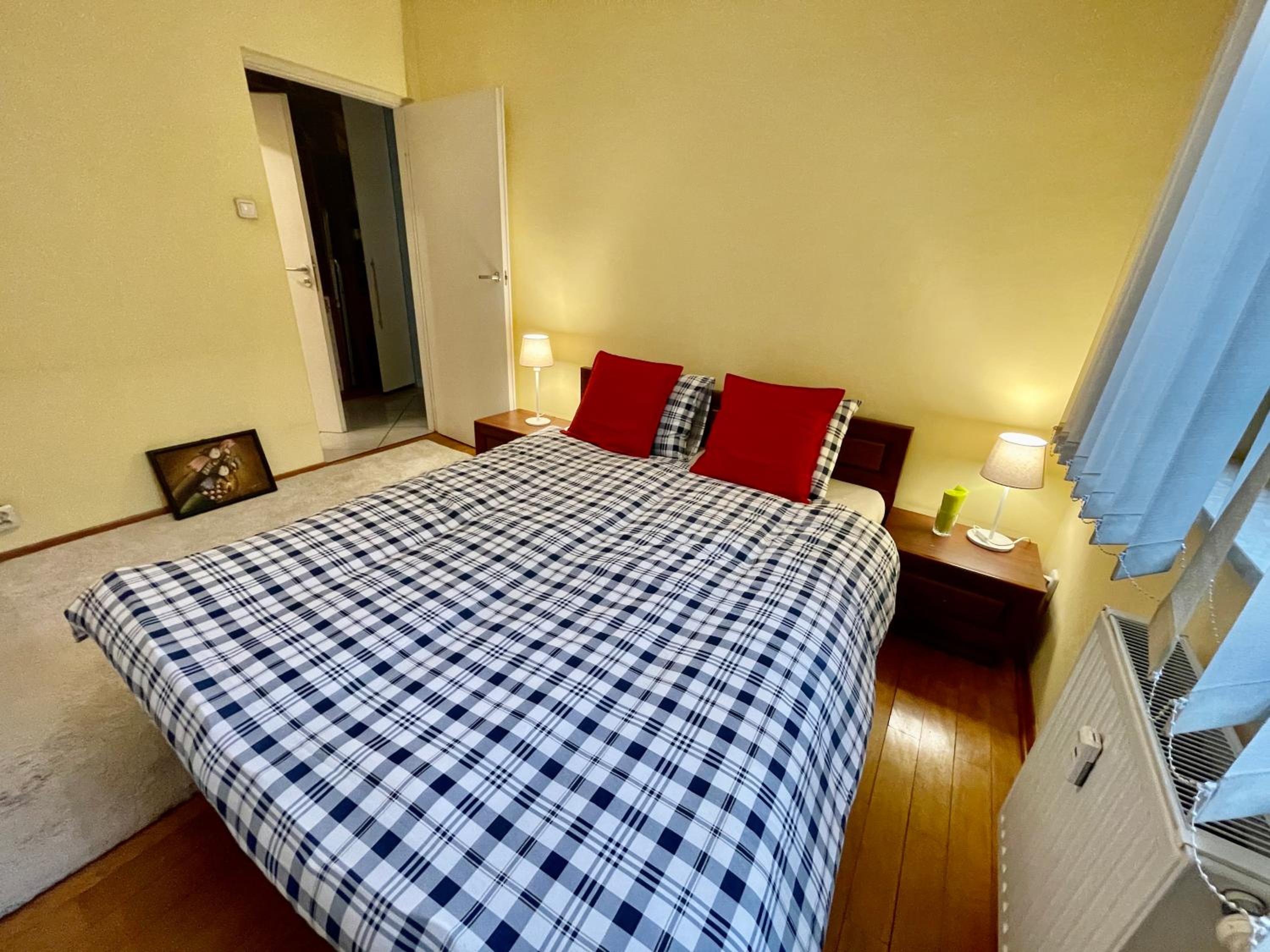 One-Bedroom Apartment - Photo 2