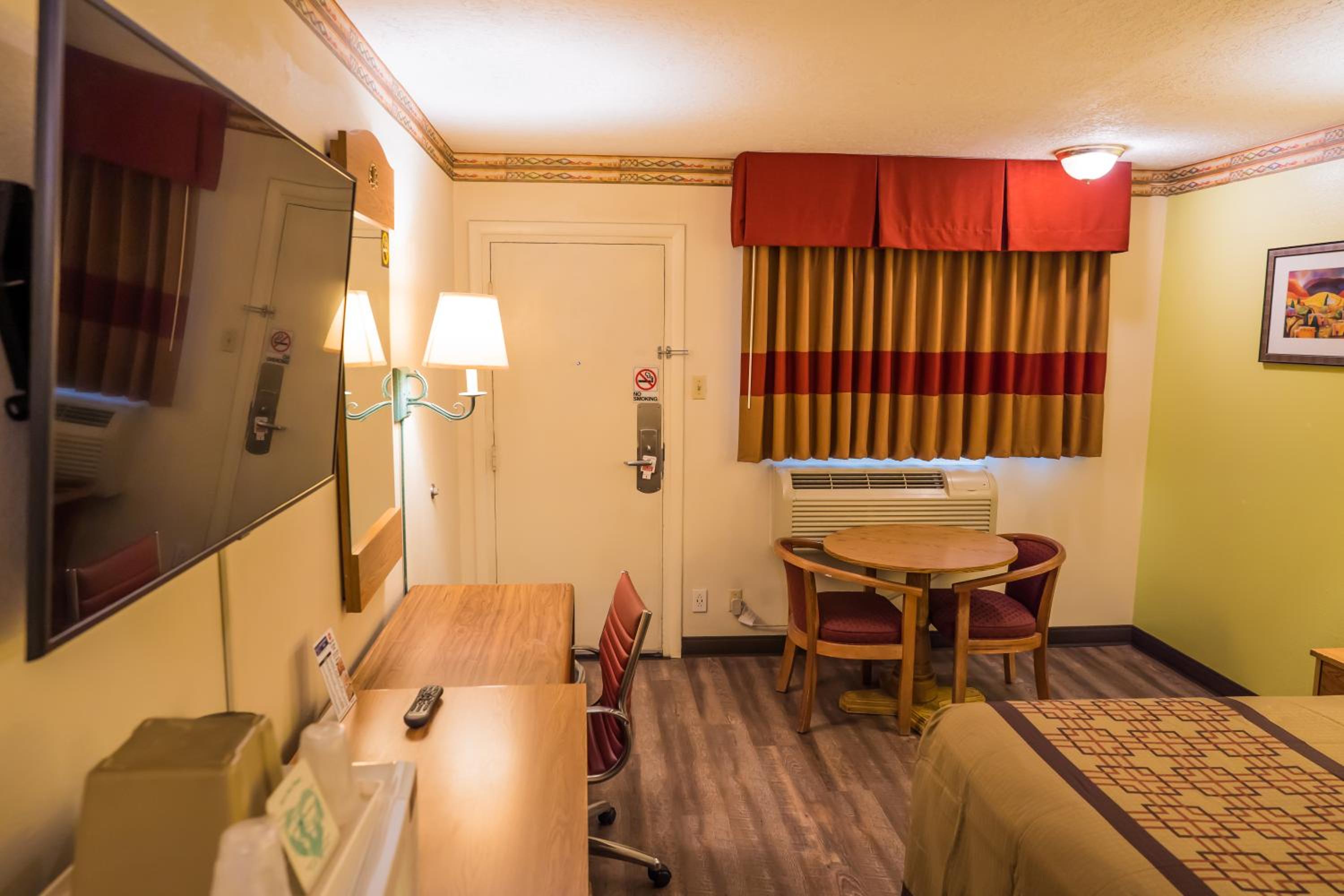 King Room - Non-Smoking photo 2
