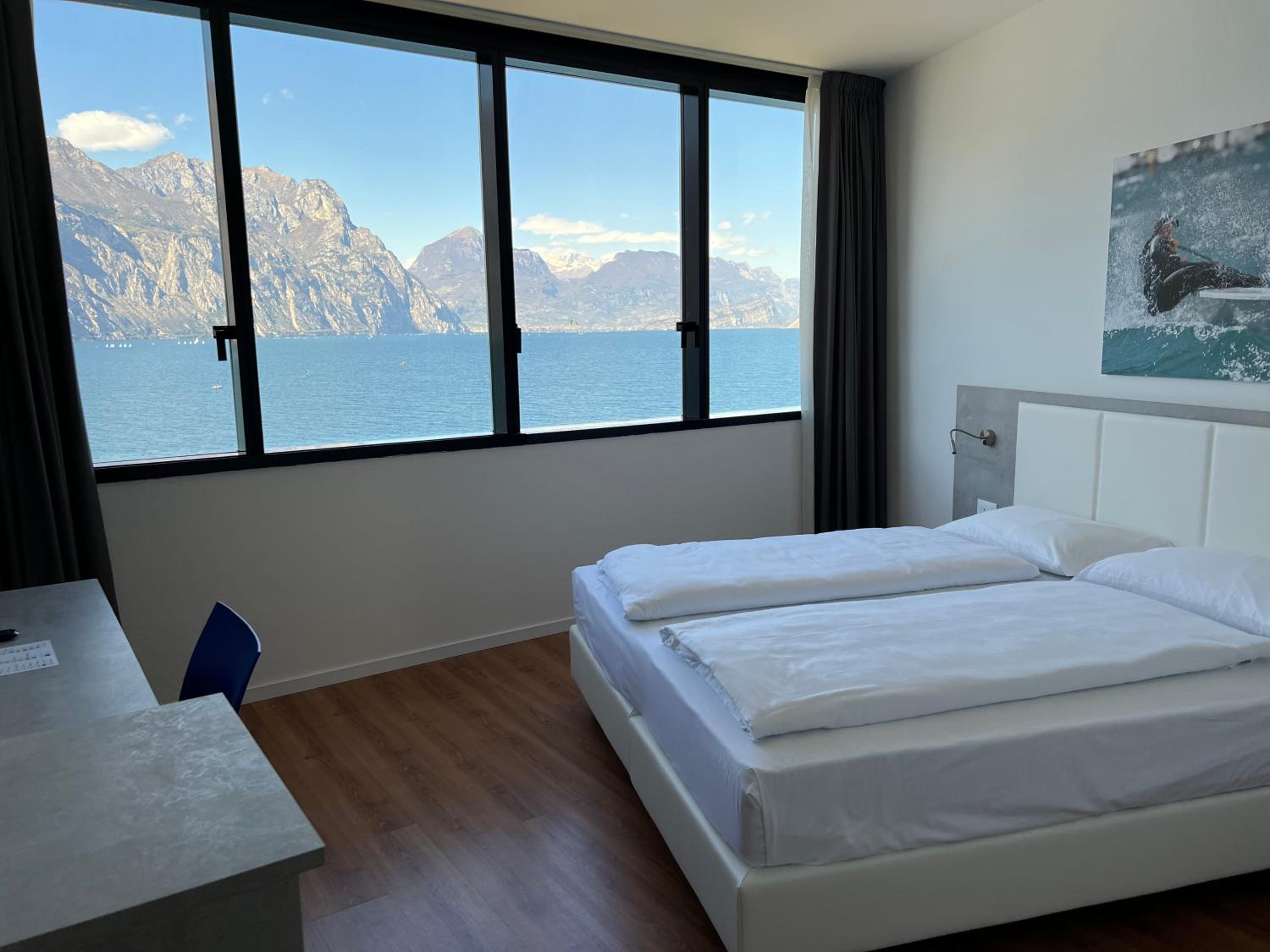 Double or Twin Room with Lake View - Photo 6