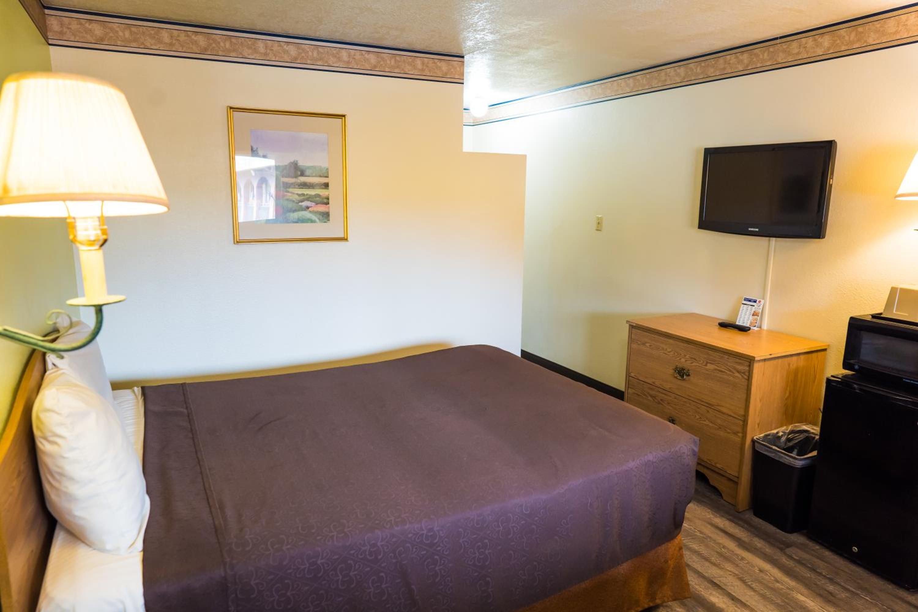 Queen Room - Non-Smoking photo 1