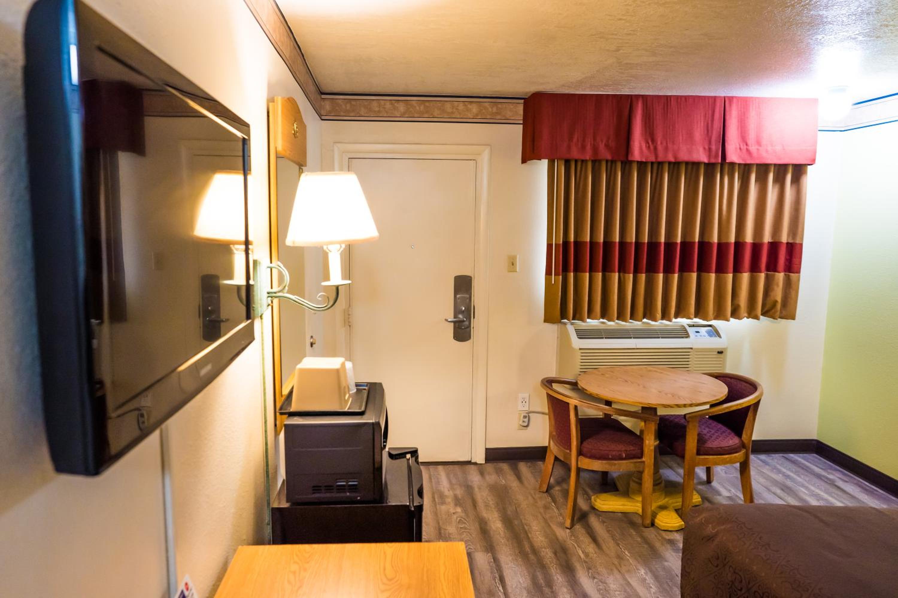 Queen Room - Non-Smoking photo 2