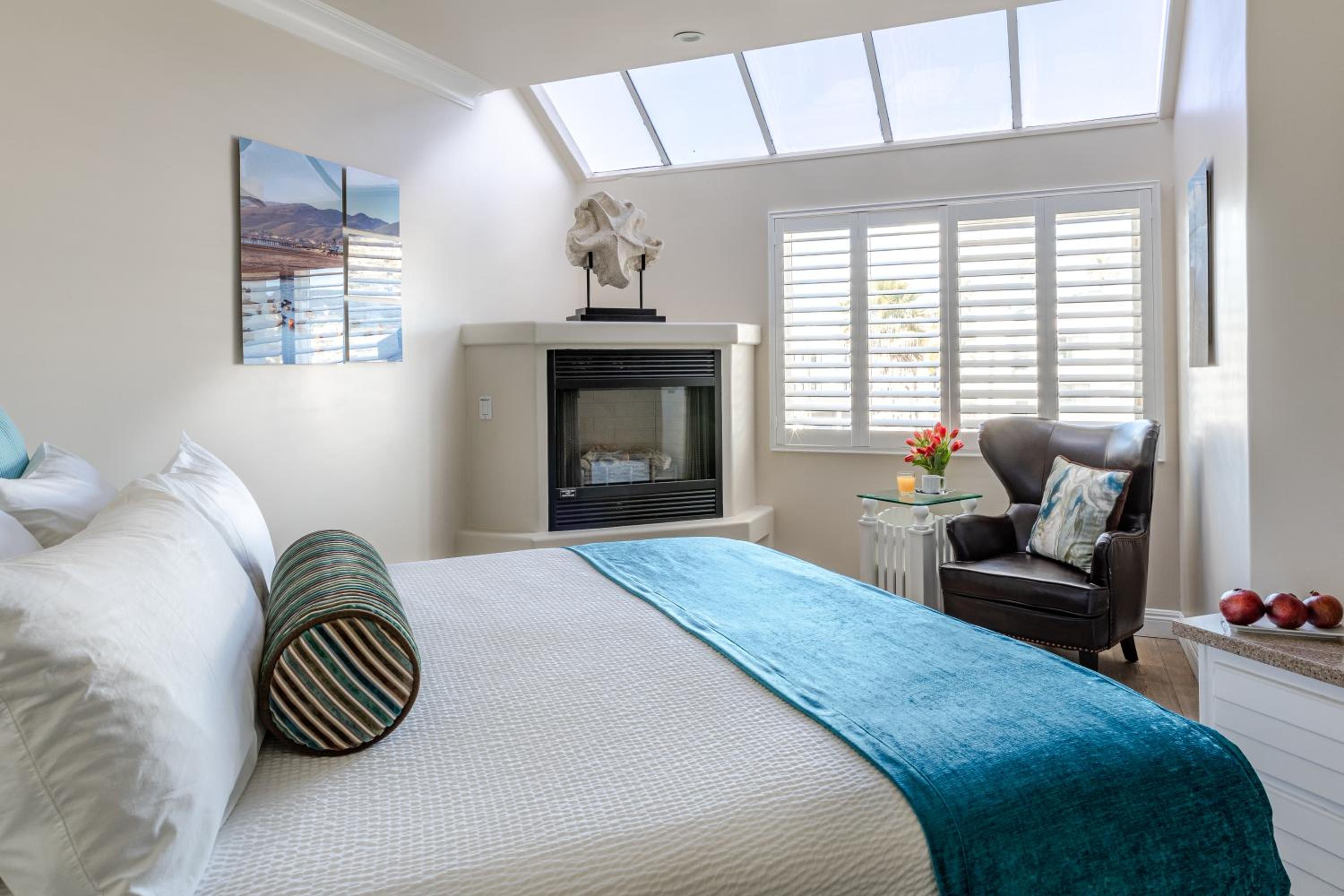 King Room with Fireplace - No Hot Tub - Photo 2