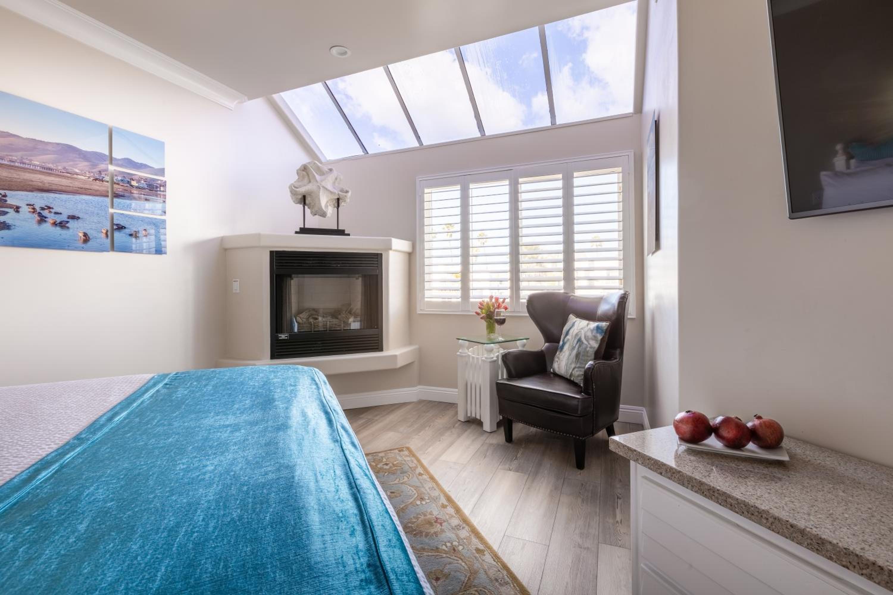 King Room with Fireplace - No Hot Tub - Photo 6