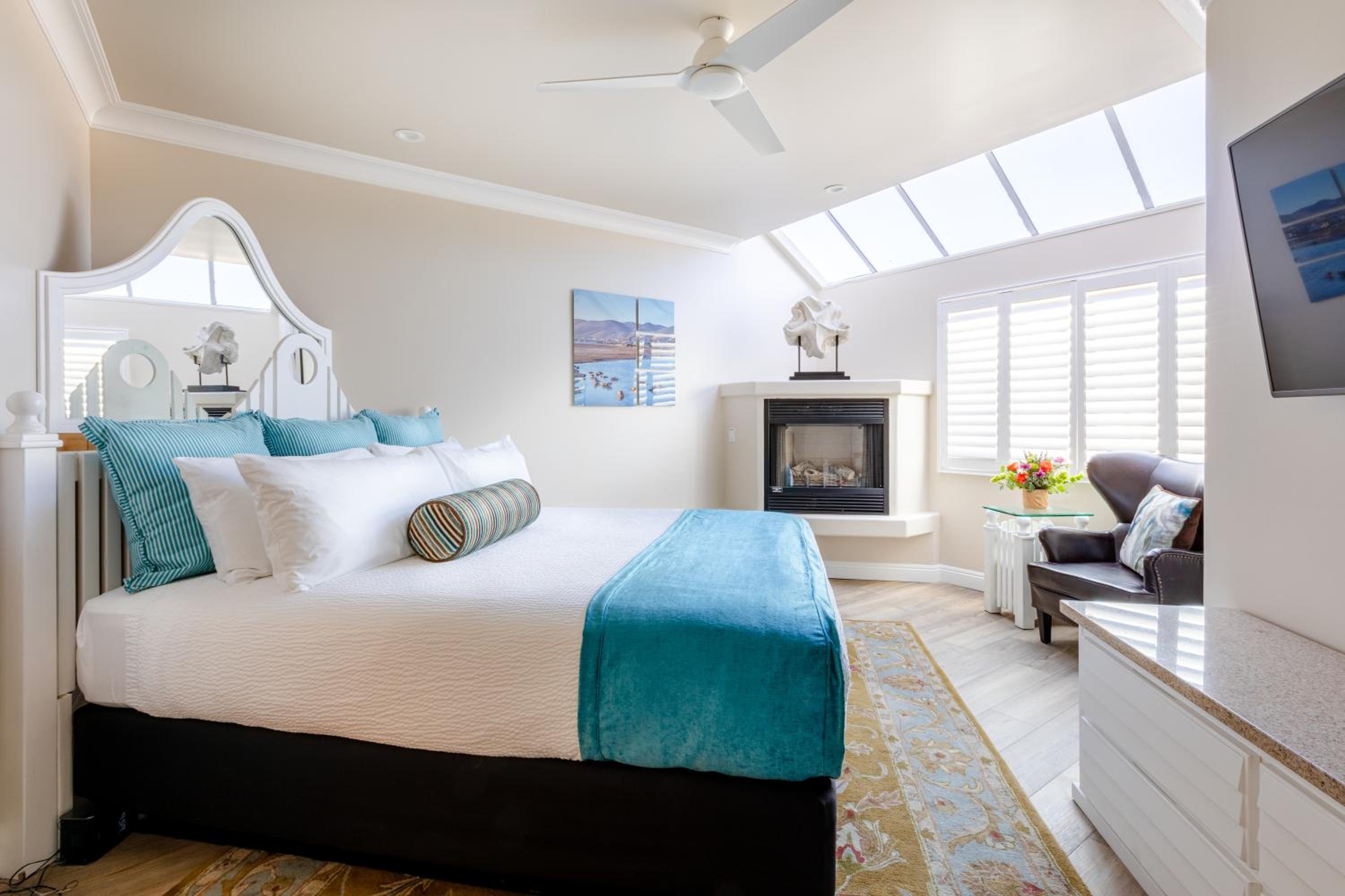 King Room with Fireplace - No Hot Tub - Photo 3