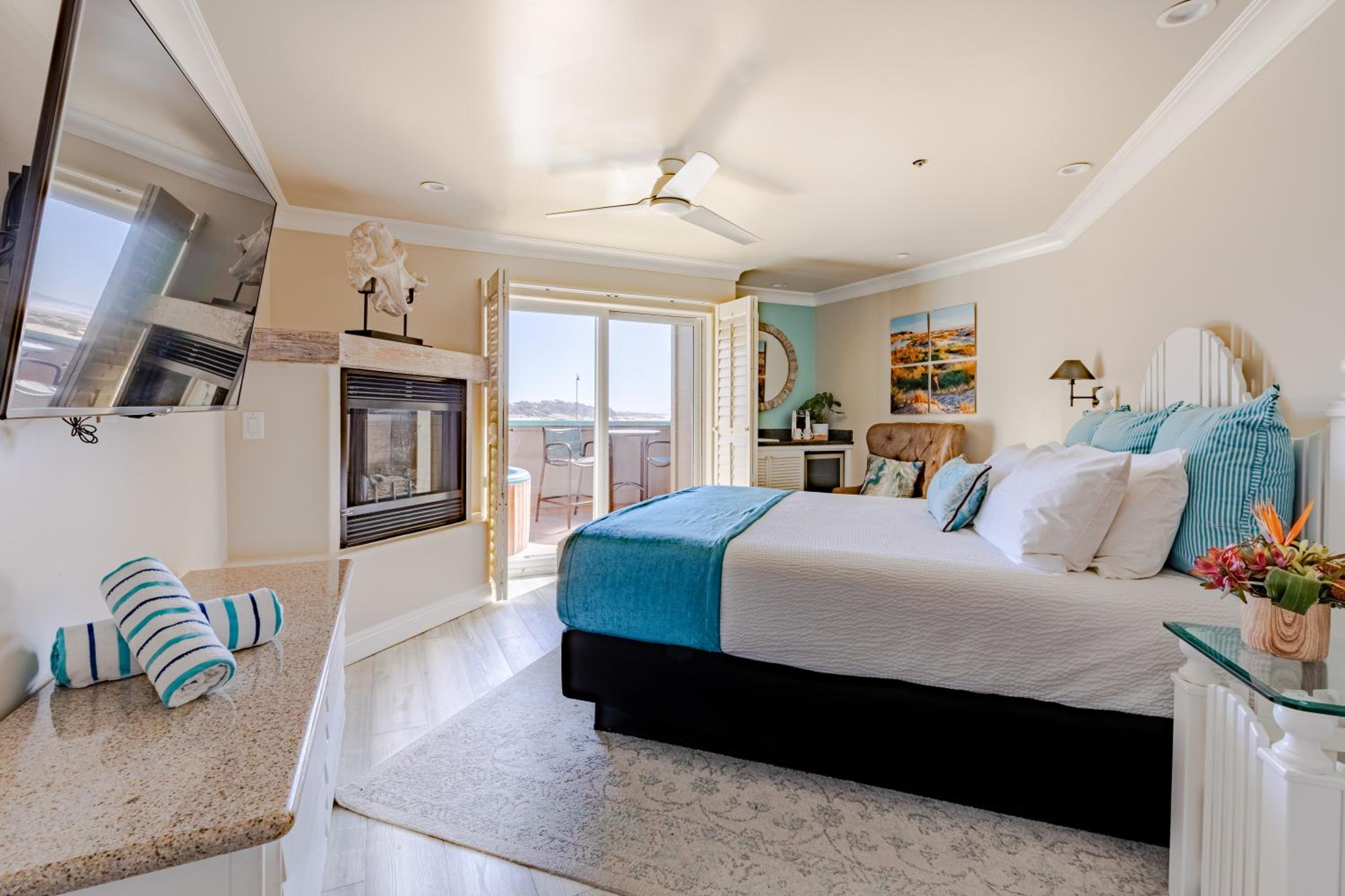 Deluxe King with Partial Ocean View - Photo 2