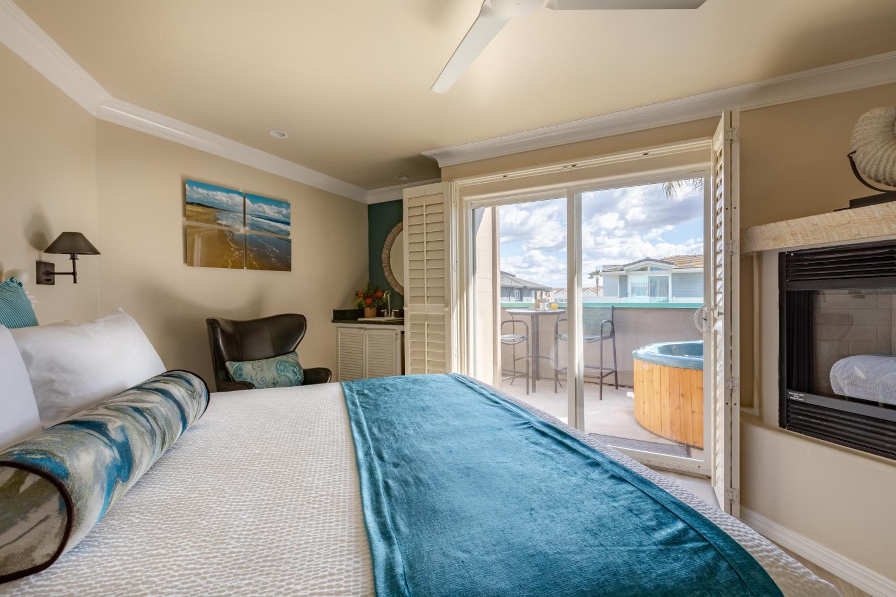 Deluxe King Room - City View - Photo 4