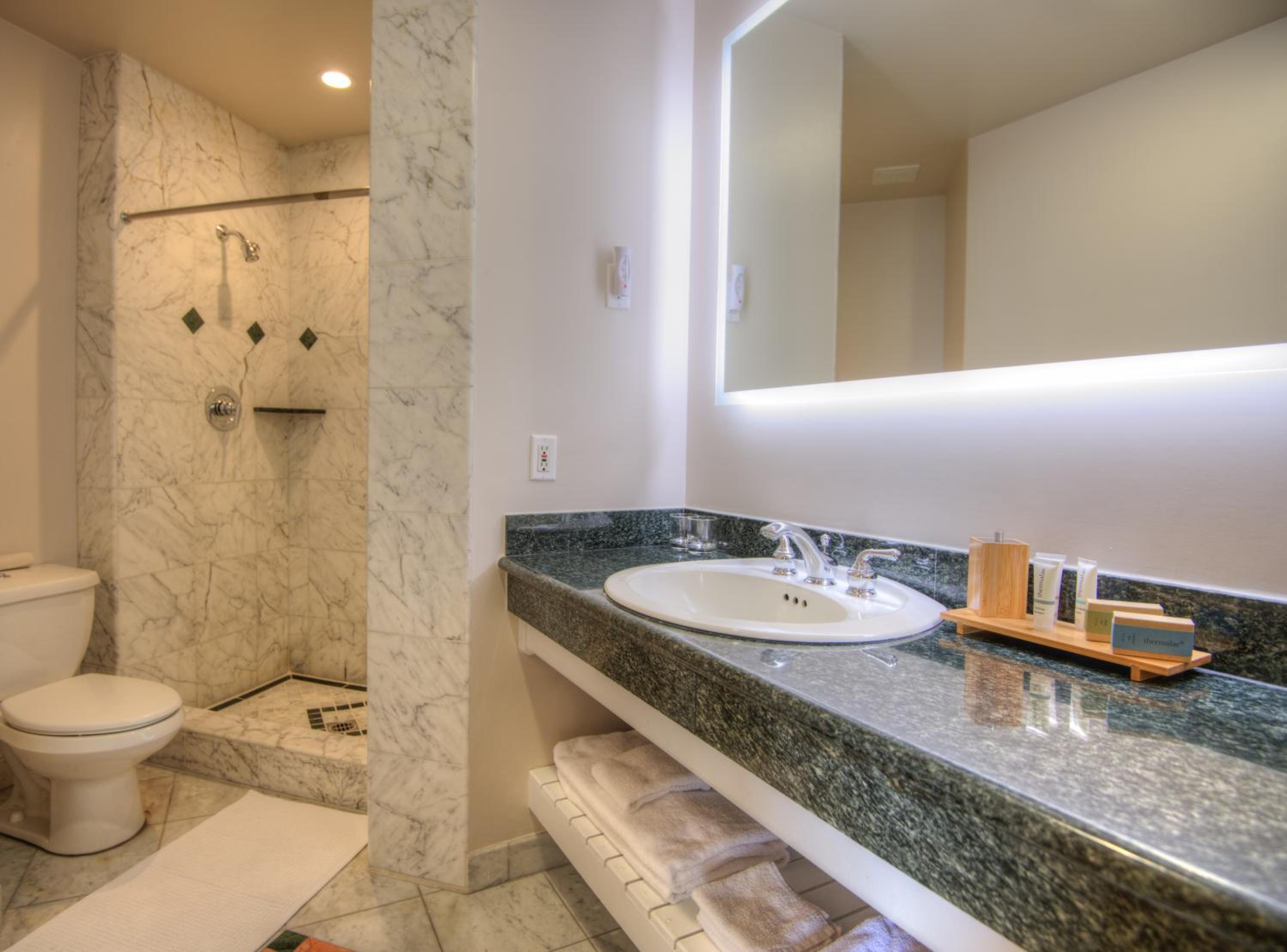 Deluxe Double Room with Two Double Beds- City View  photo 3