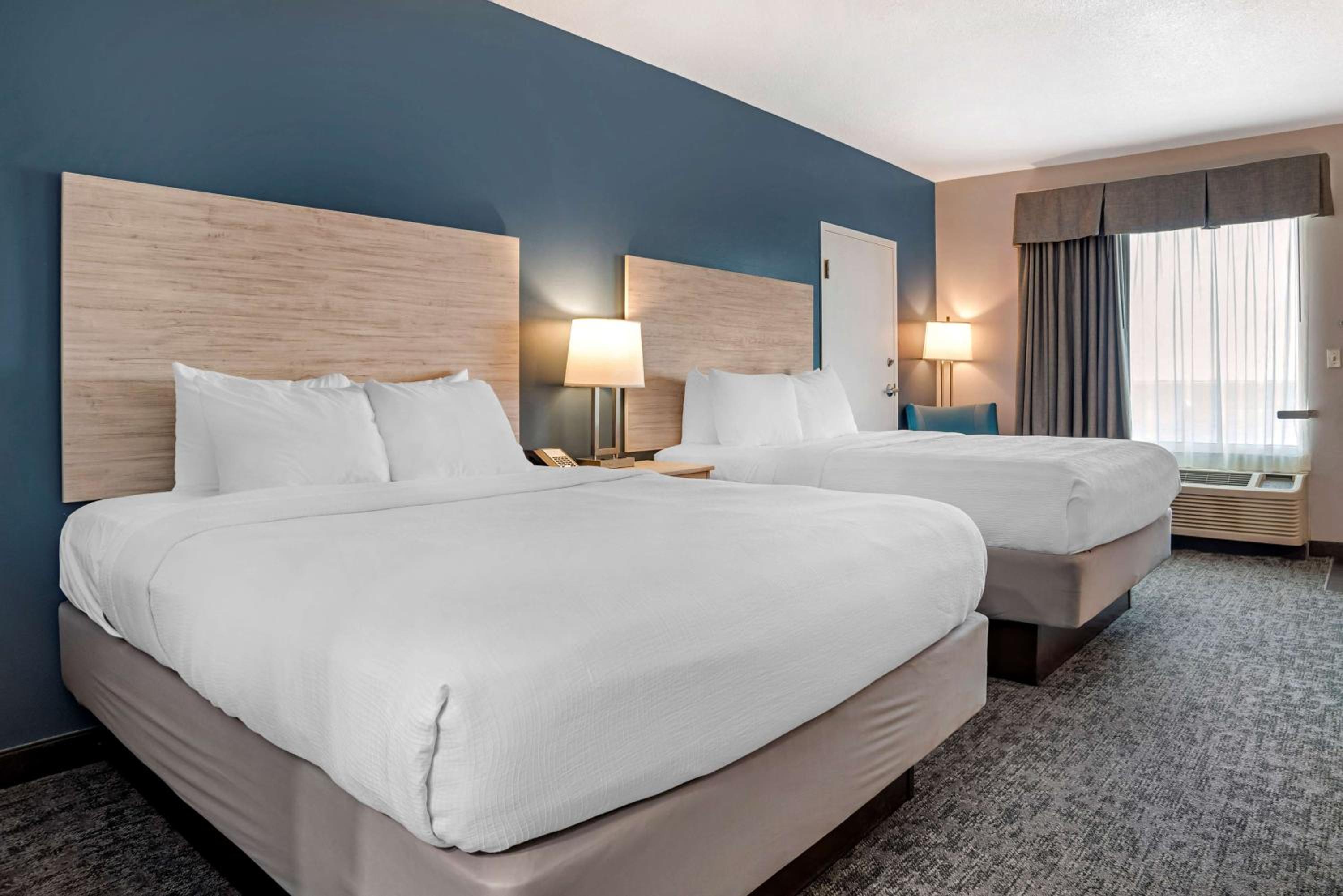 Queen Room with Two Queen Beds - Pool View - Photo 2