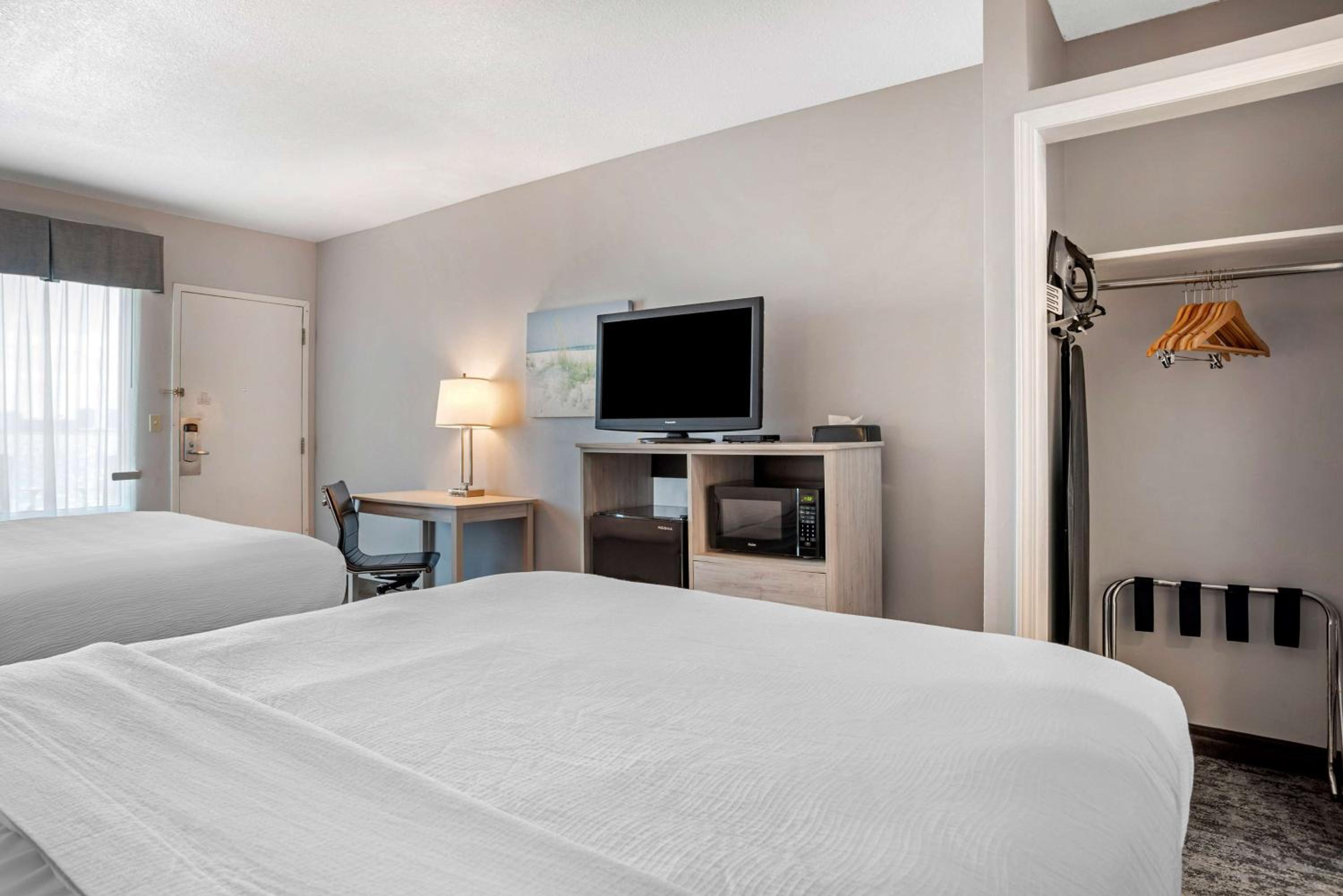 Queen Room with Two Queen Beds - Pool View - Photo 3