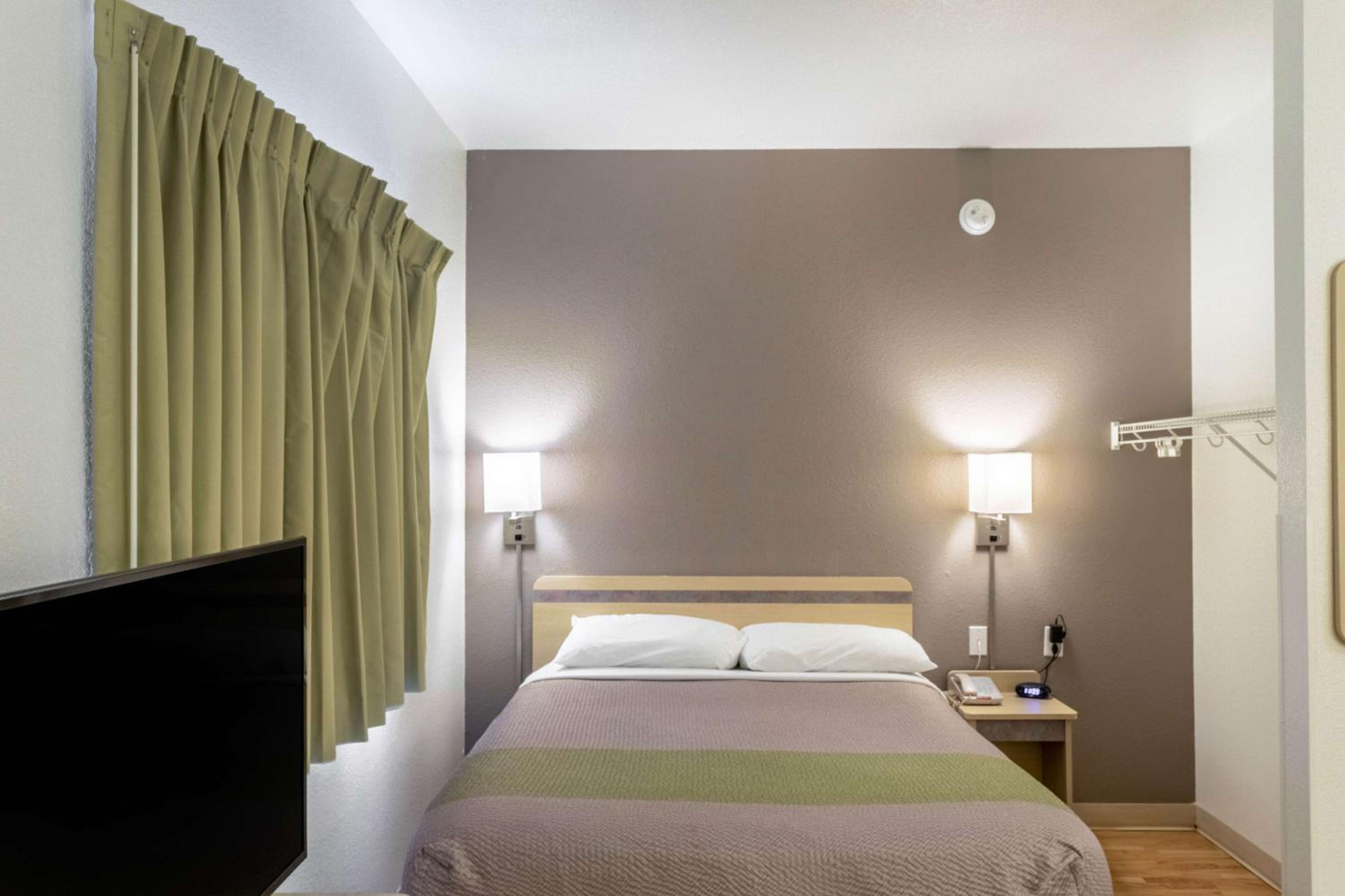 Deluxe Queen Room - Non-Smoking photo 3