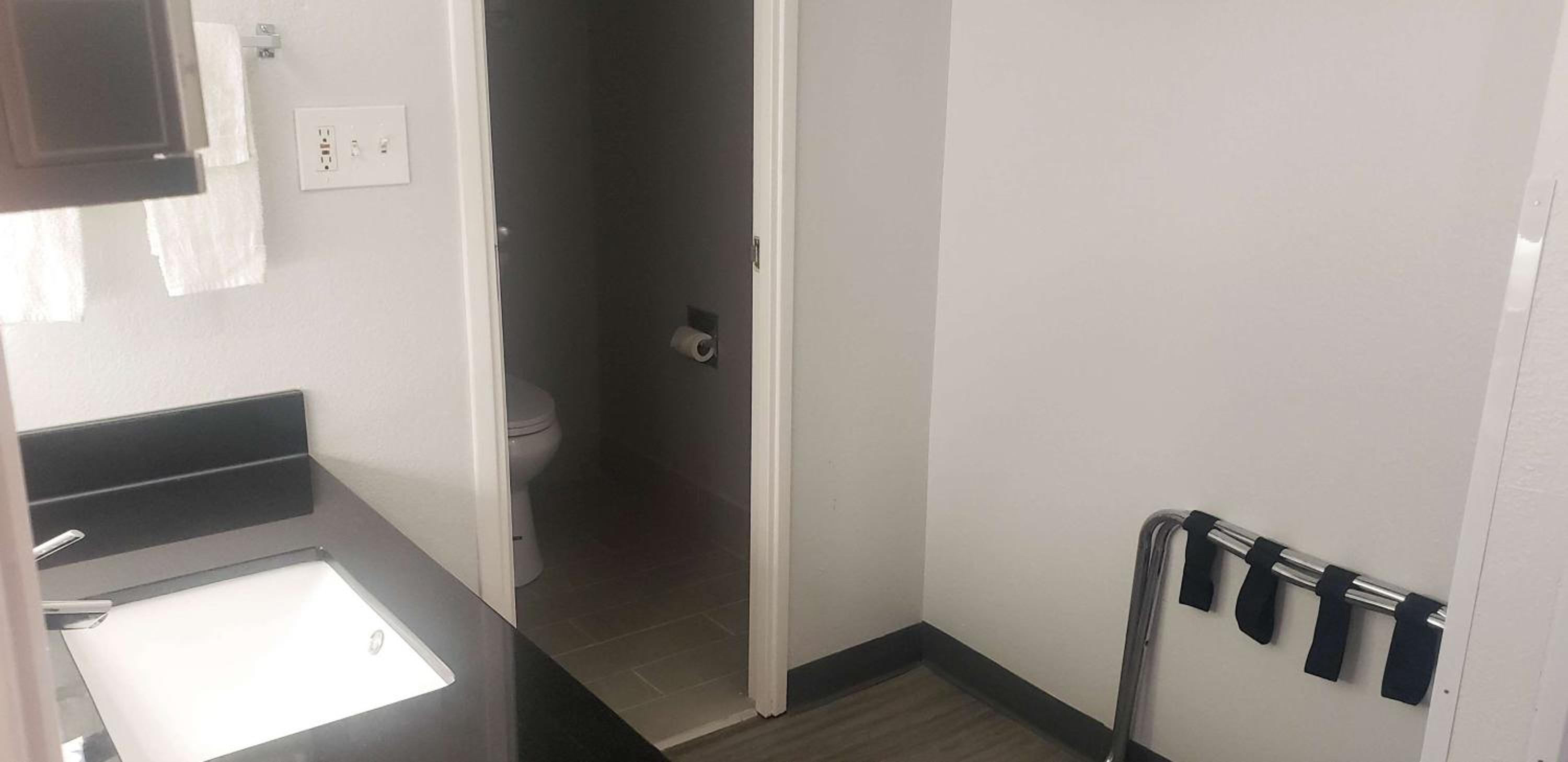 Classic Quadruple Room - Non-Smoking - Photo 2