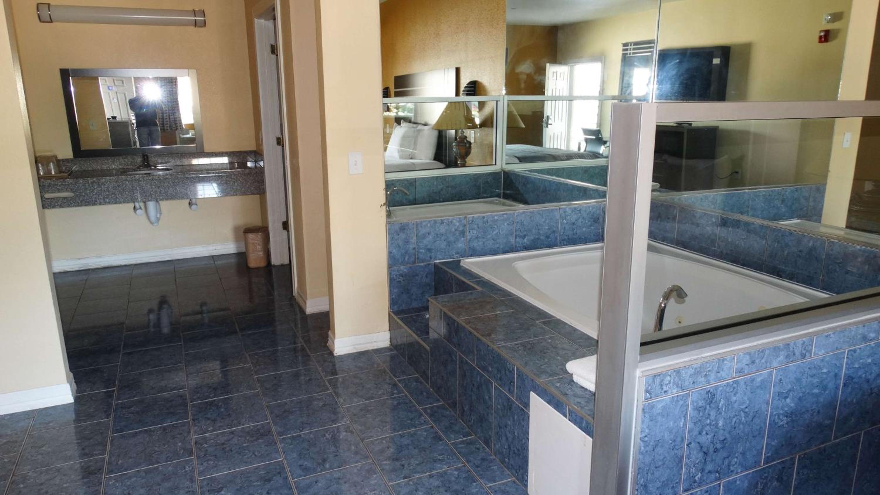 King Suite with Spa Bath - Non-Smoking