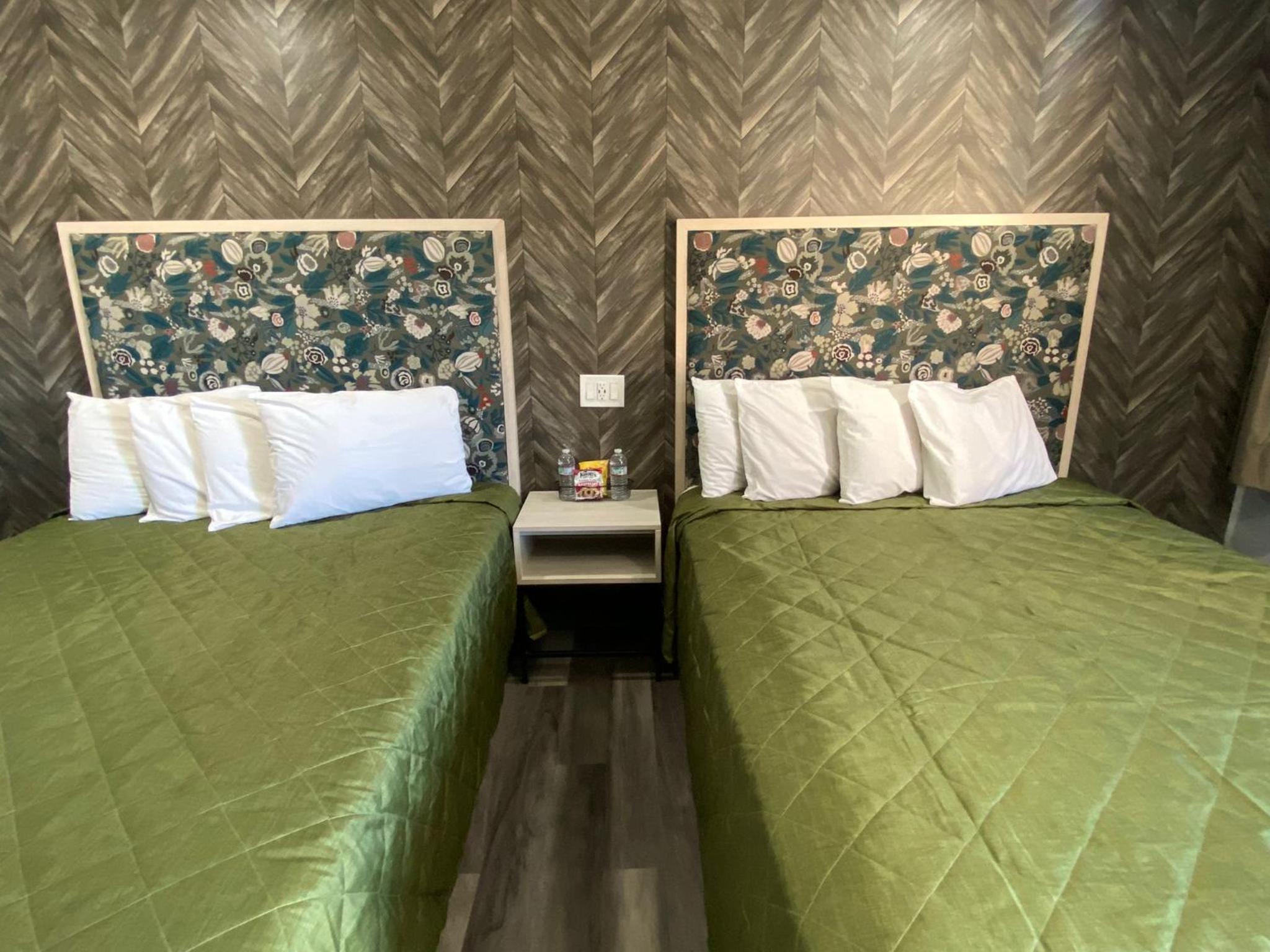 Deluxe Queen Room with Two Queen Beds photo 3