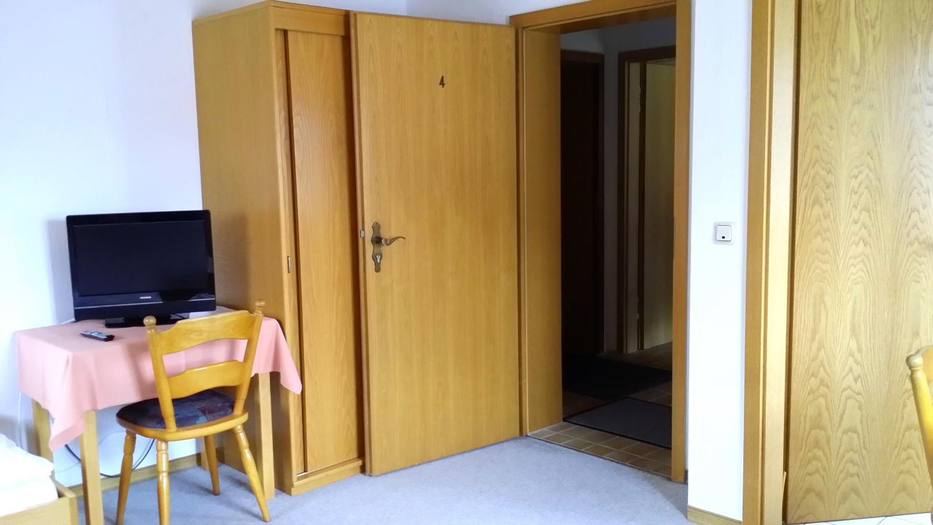 Economy Triple Room - Photo 7