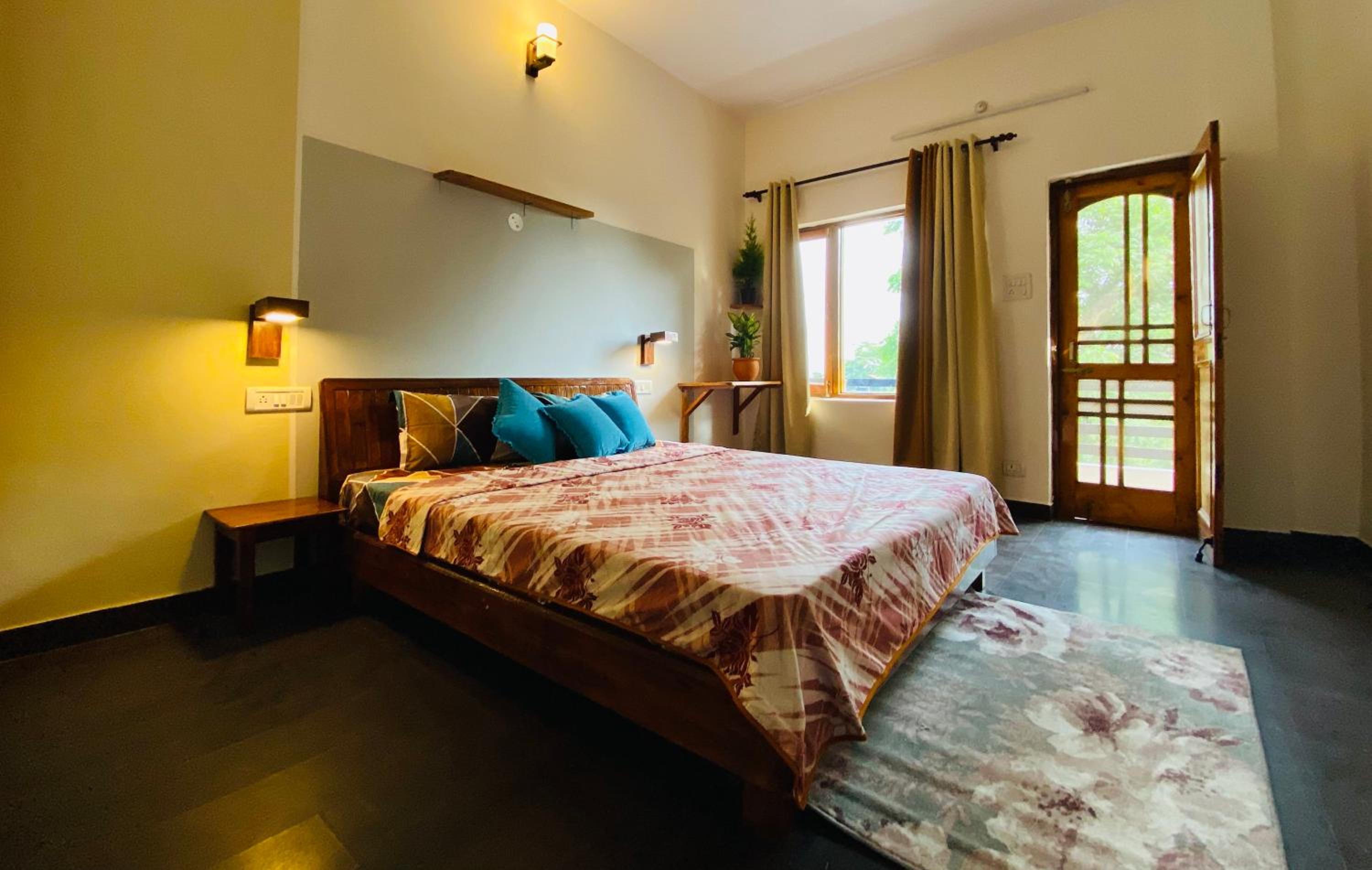 Deluxe Double Room with Balcony - Photo 8