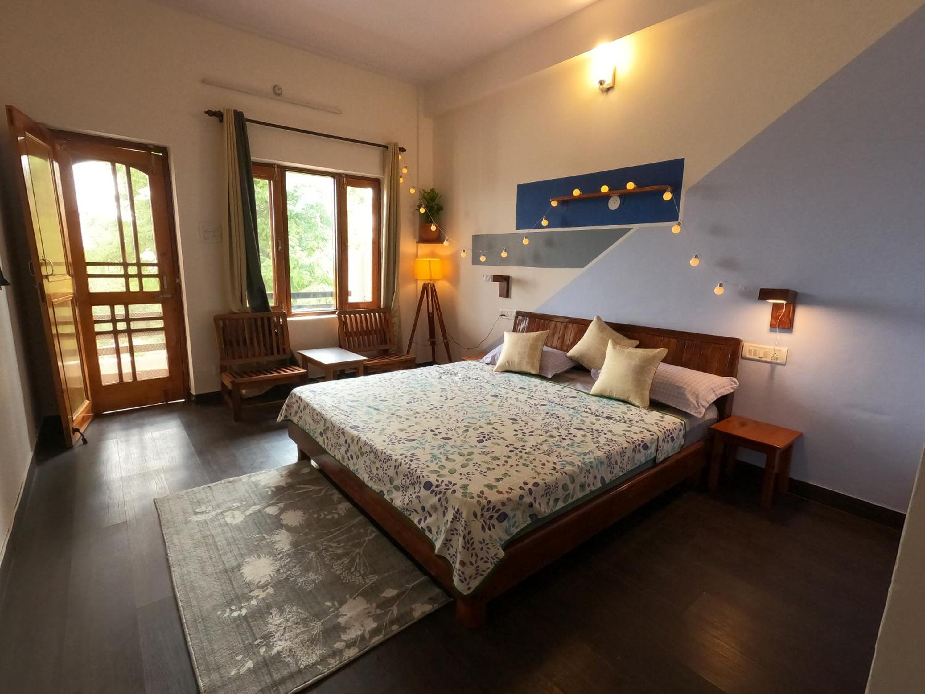 Deluxe Double Room with Balcony - Photo 11